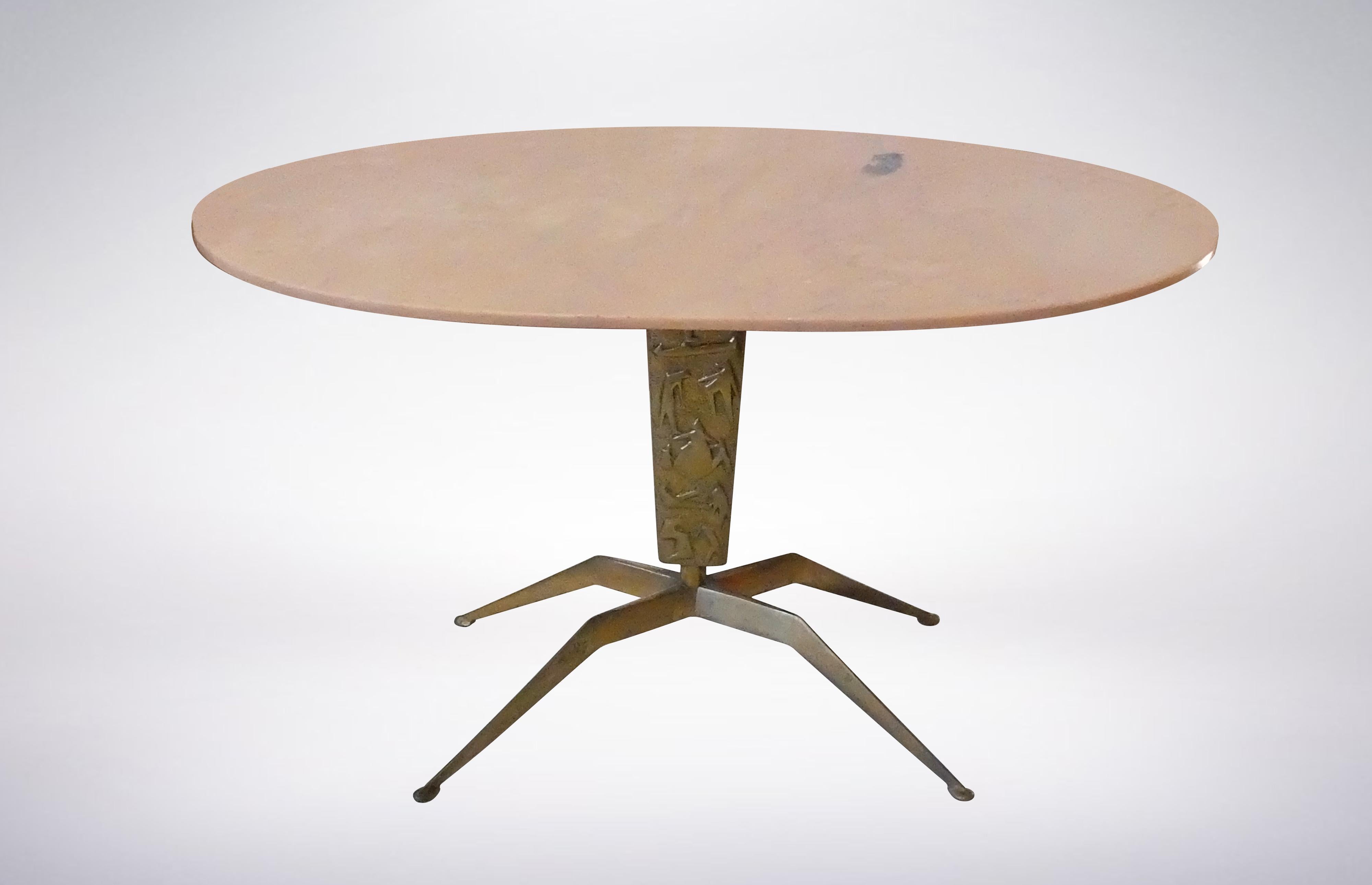 Italian Mid-Century Modern, Oval Marble and Brass Side Table from the 1940s In Good Condition For Sale In Milan, IT