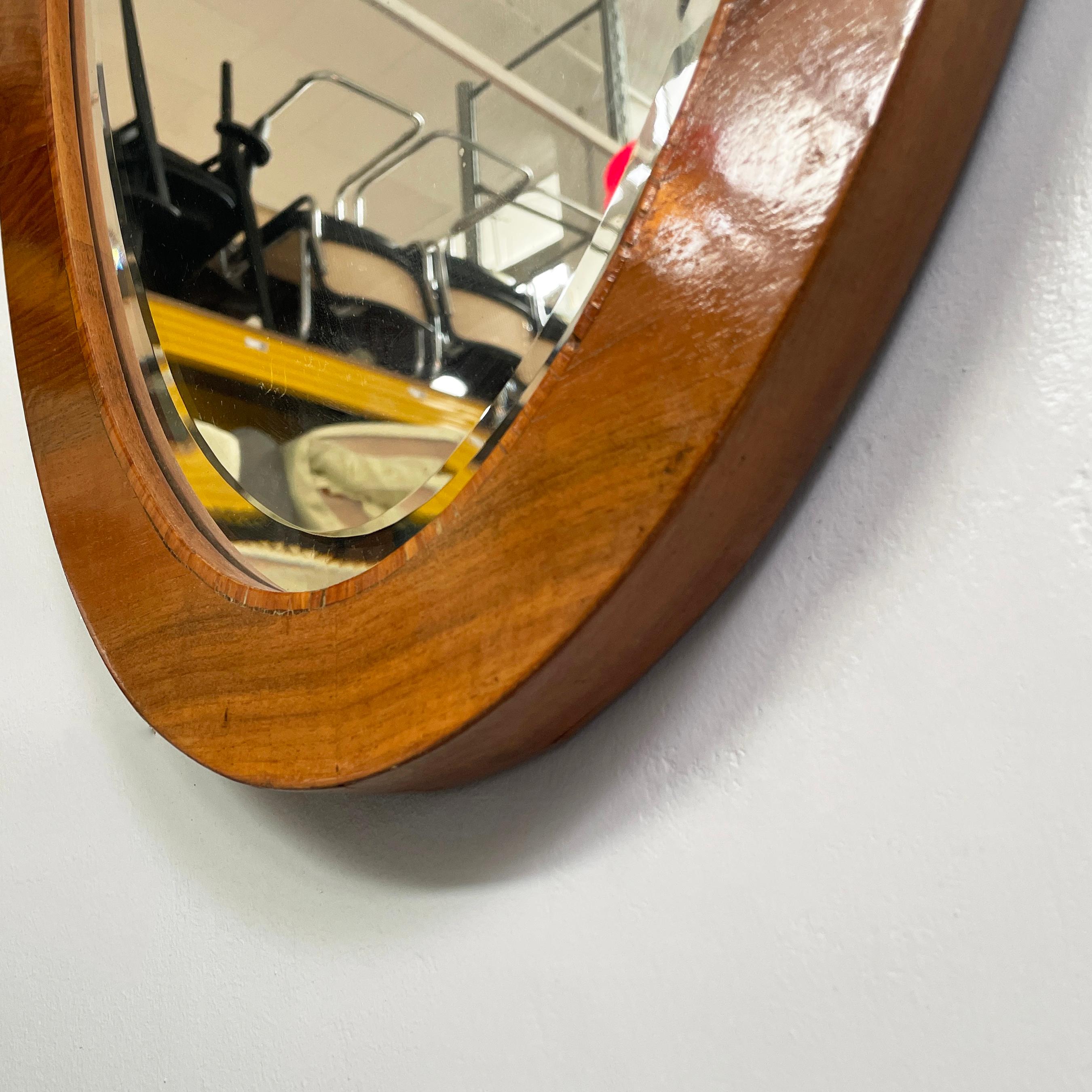 Miroir mural ovale avec cadre en bois, Italie, milieu du siècle dernier, années 1960 en vente 1