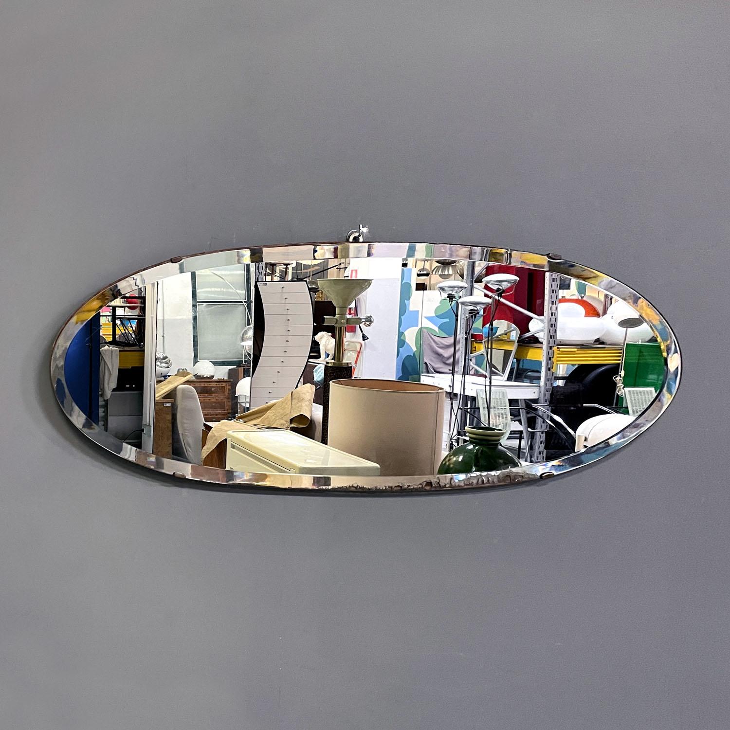 Italian mid-century modern oval wall mirror, 1950s
Oval shaped wall mirror. It has a decorative slant along the entire circumference. The support base is made of wood and supports and secures the mirror using small brass hooks.
1950s.
Good