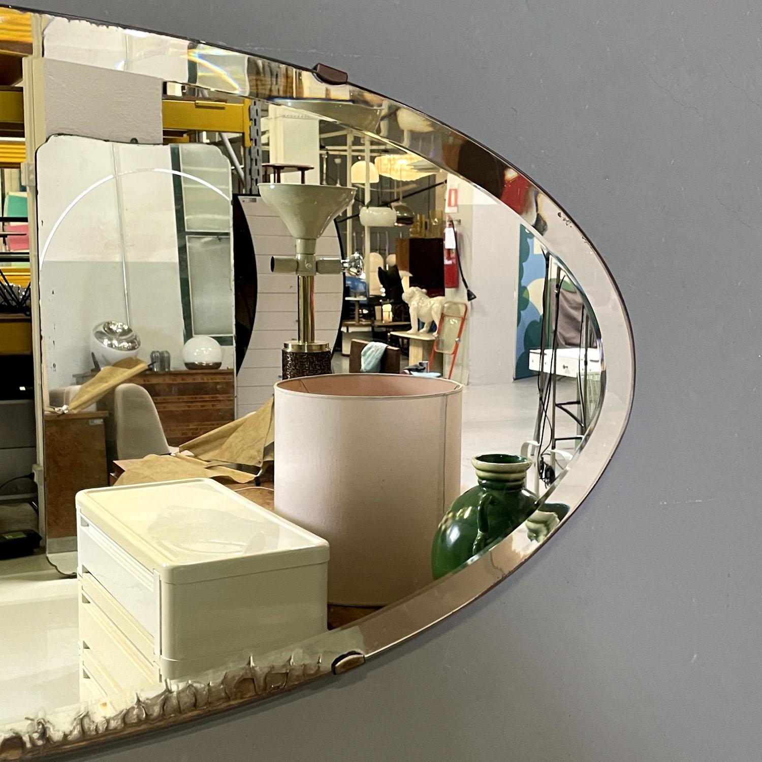 Brass Italian mid-century modern oval wall mirror, 1950s For Sale