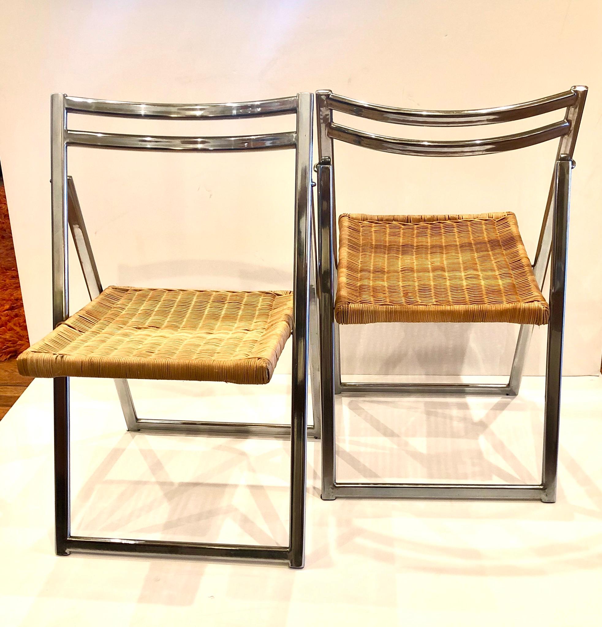 Italian Mid-Century Modern Pair of Folding Chairs in Chrome & Wicker In Good Condition In San Diego, CA
