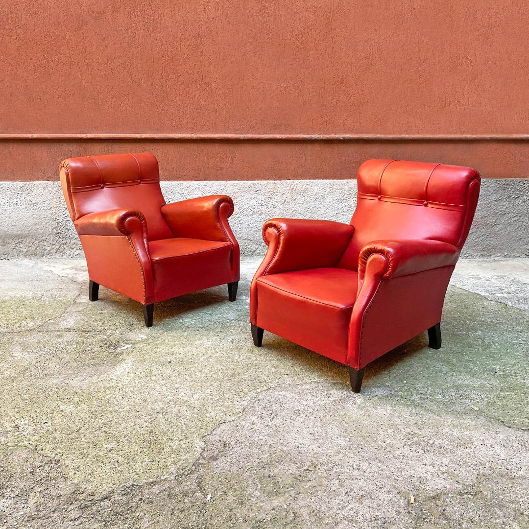 Paire de fauteuils en cuir rouge avec accoudoirs et pieds en bois, années 1940
Dans le style de Poltrona Frau, il s'agit d'un cuir rouge fantastique original et avec une patine parfaite peut donner une touche de couleur et d'élégance dans chaque