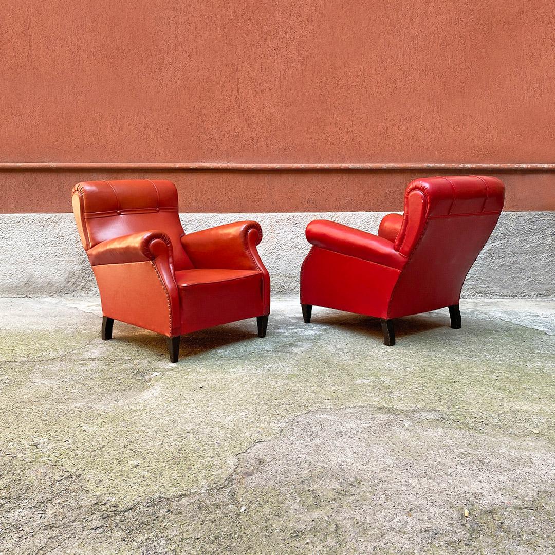 Mid-Century Modern Paire de fauteuils italiens modernes du milieu du siècle en cuir rouge avec accoudoirs, années 1940 en vente