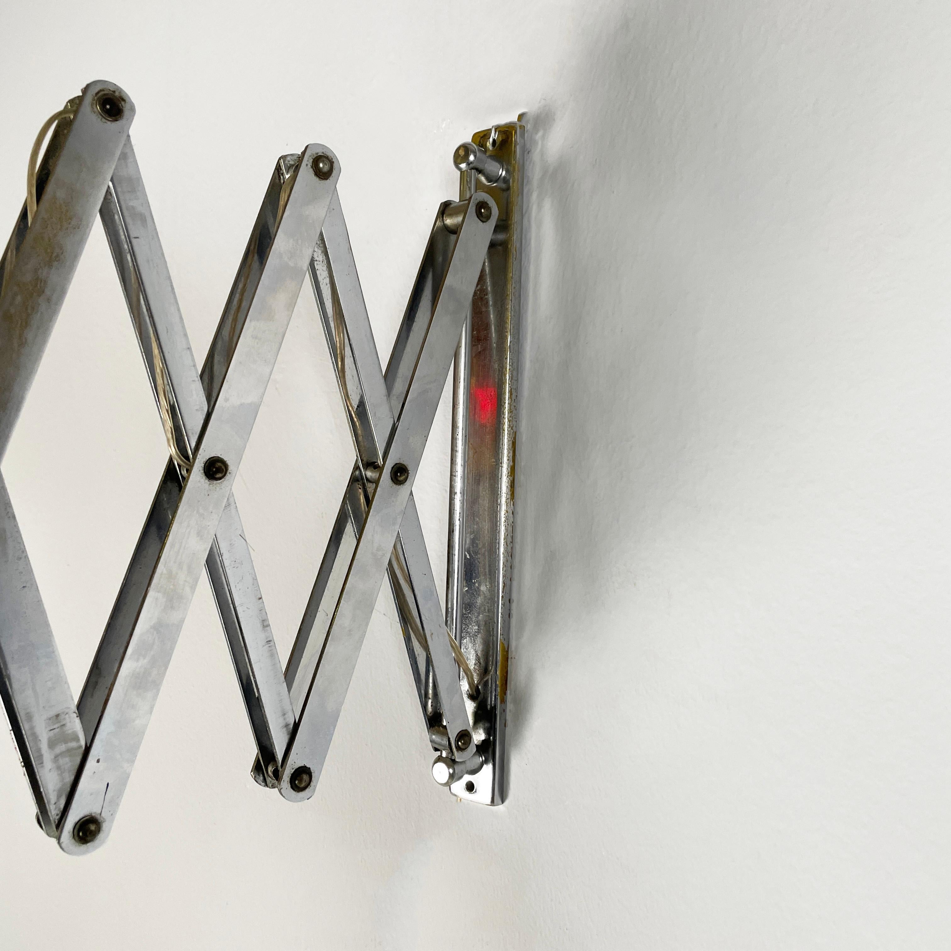 Lampada da parete Pantograph, in metallo rosso, 1960 in vendita 9
