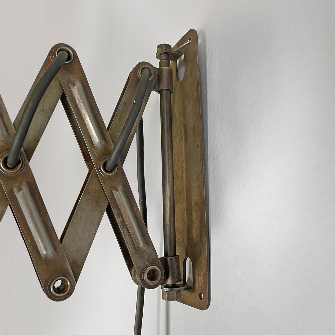 Italian mid-century modern pantograph wall lamps with white metal diffuser 1960s For Sale 11