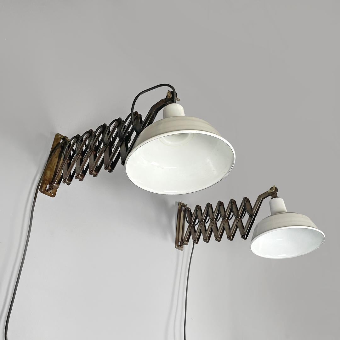 Italian mid-century modern pantograph wall lamps with white metal diffuser 1960s In Good Condition For Sale In MIlano, IT