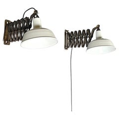 Lampade da parete a pantografo italiane della metà del secolo scorso con diffusore in metallo bianco anni '60