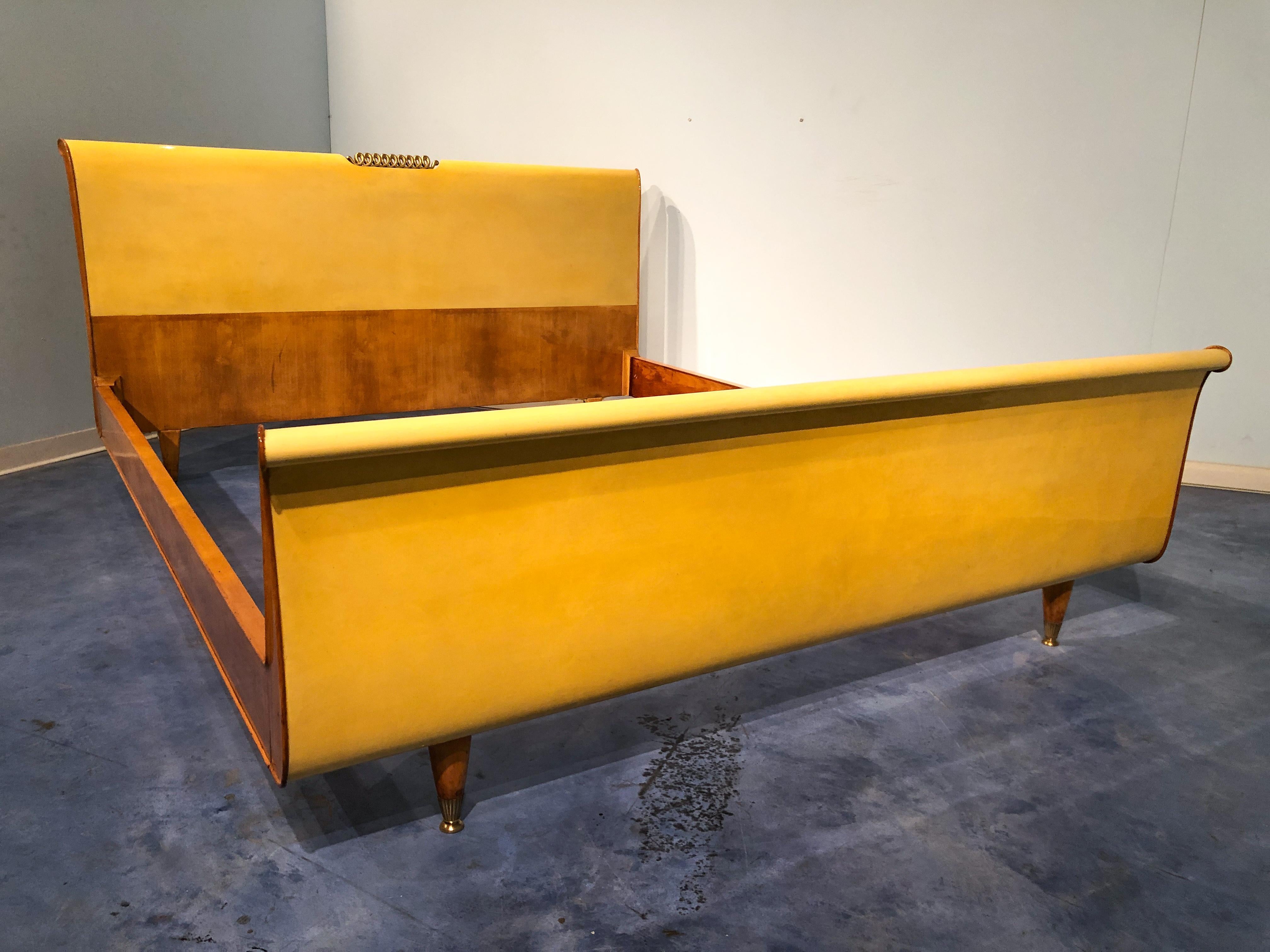 Very rare Italian Mid-century Modern bed in parchment and maple of the 1950s. The bed has beautiful sinuous lines, legs decorated with brass sabots and golden decoration on the headboard.