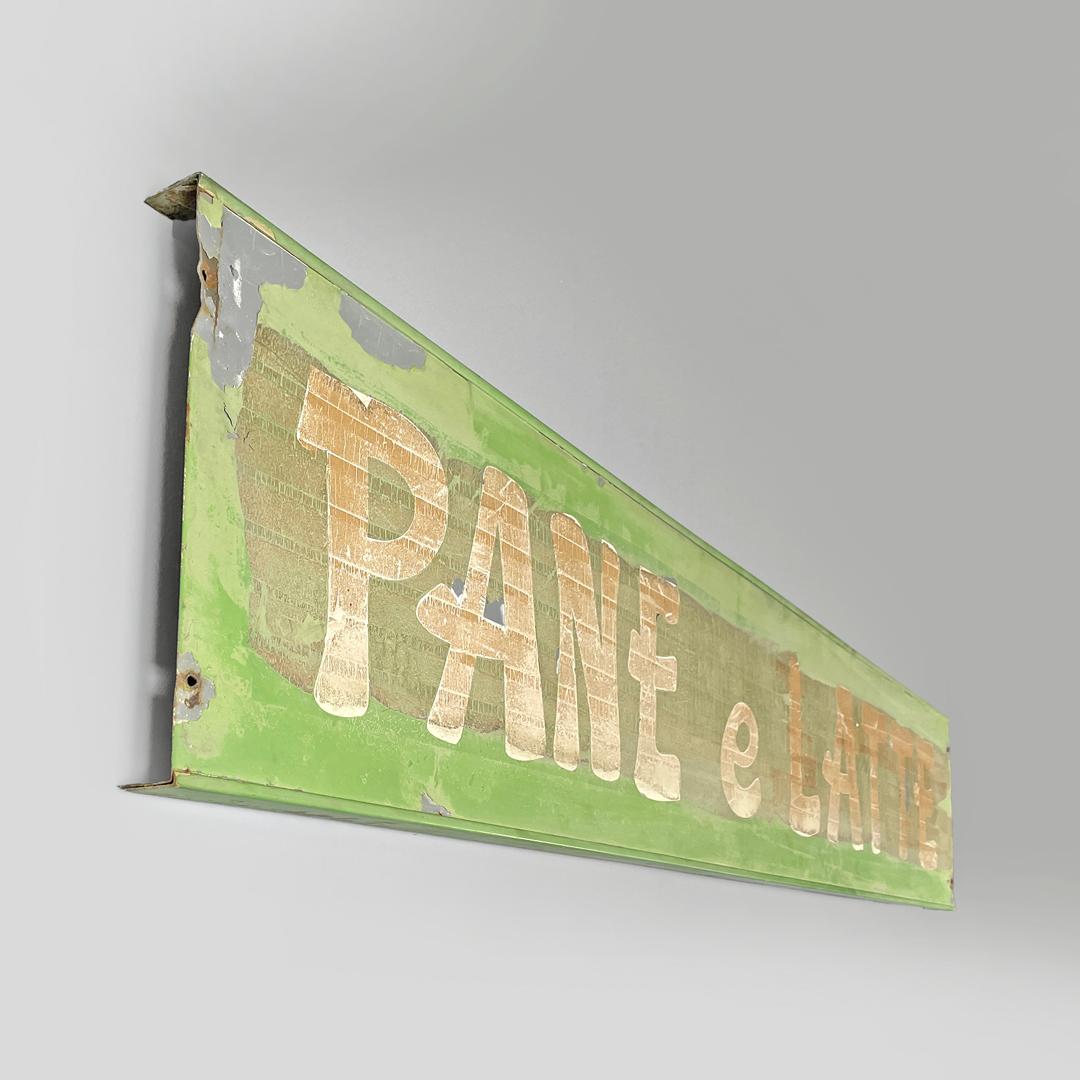Insegna italiana mid-century modern in metallo verde pastello con scritte bianche, anni '60
Insegna rettangolare allungata in lamiera. La struttura è dipinta di verde pisello chiaro e presenta la scritta 