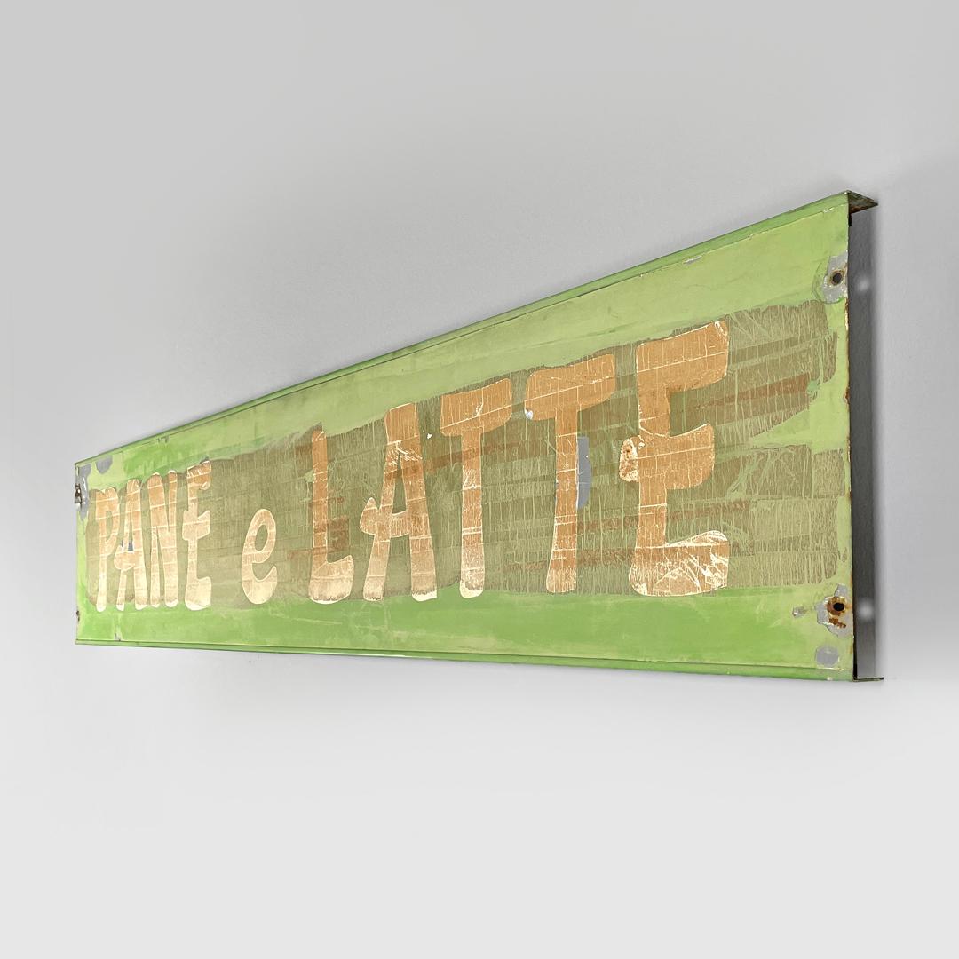Mid-Century moderno Insegna italiana mid-century modern in metallo verde pastello con scritte bianche, anni '60 in vendita