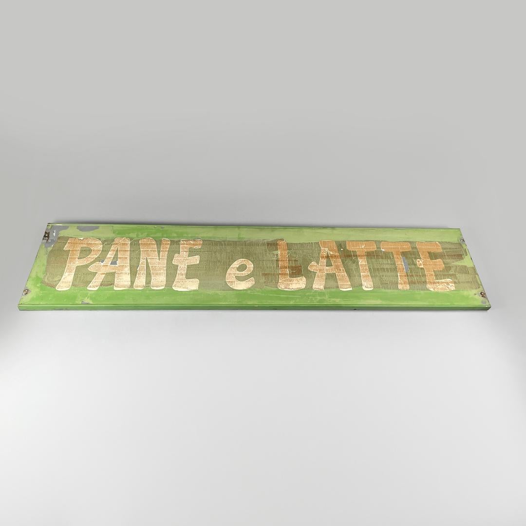 Italiano Insegna italiana mid-century modern in metallo verde pastello con scritte bianche, anni '60 in vendita