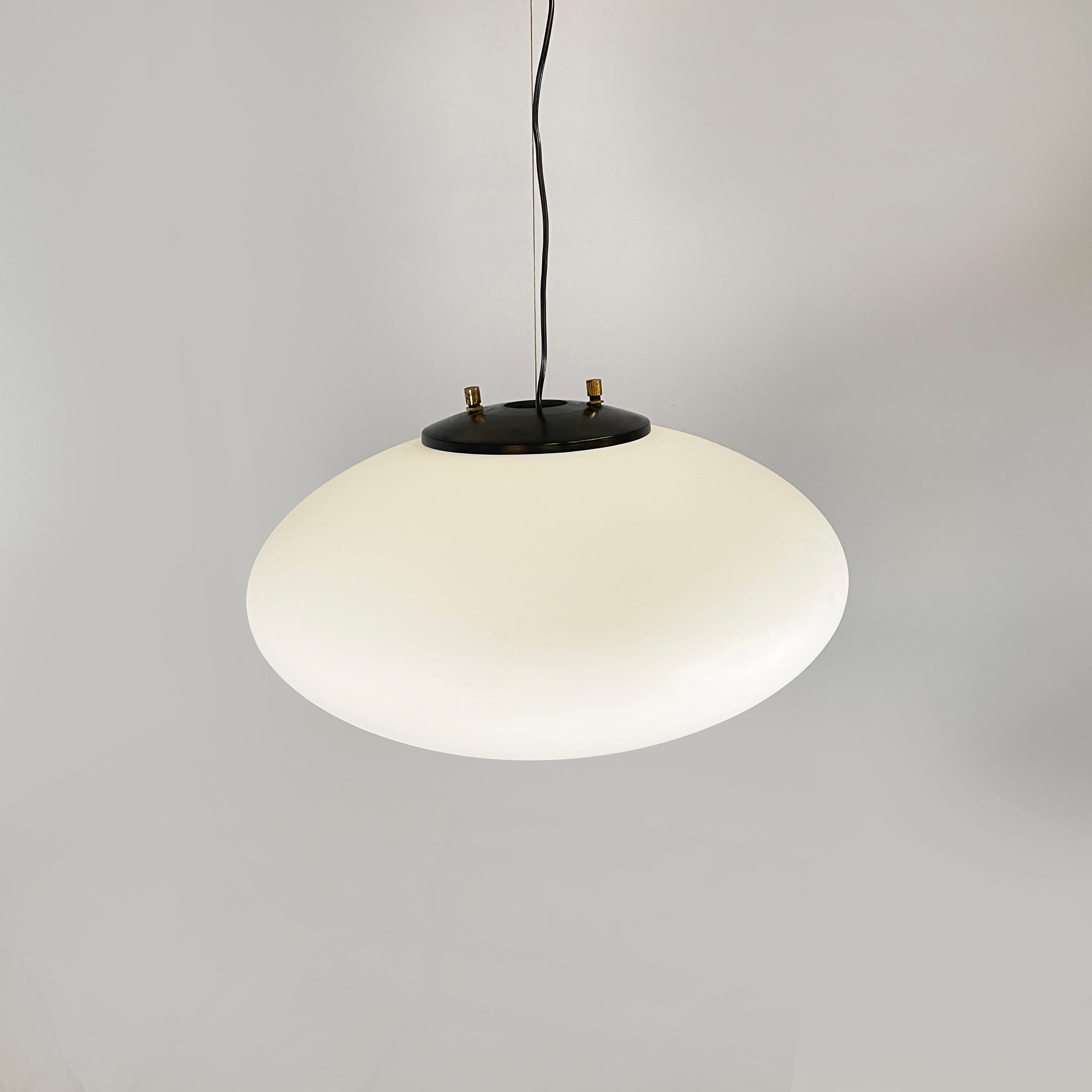 Lustre Pastil italien en verre opalin du milieu du siècle dernier par Stilnovo, années 50 Bon état à MIlano, IT
