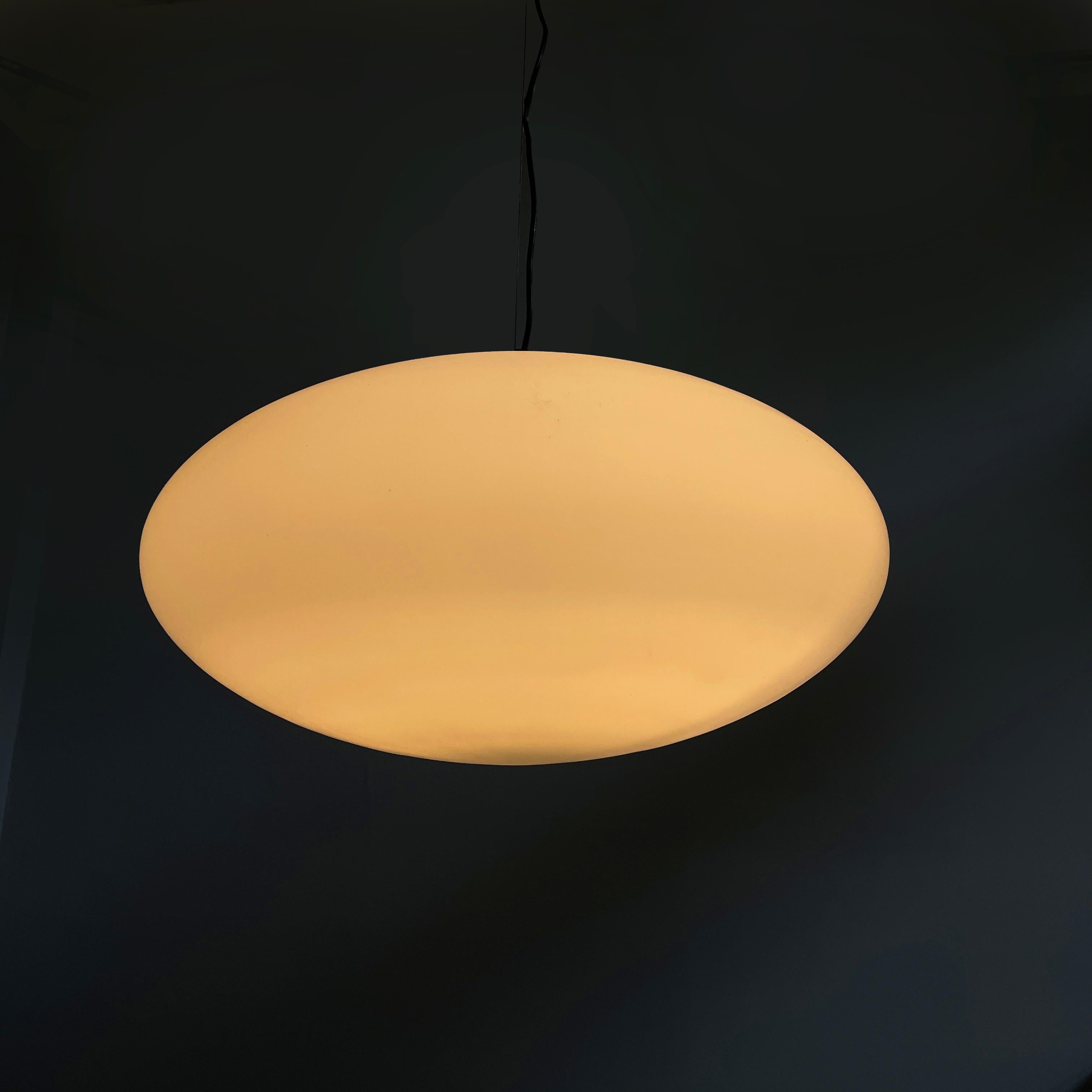 Milieu du XXe siècle Lustre Pastil italien en verre opalin du milieu du siècle dernier par Stilnovo, années 50