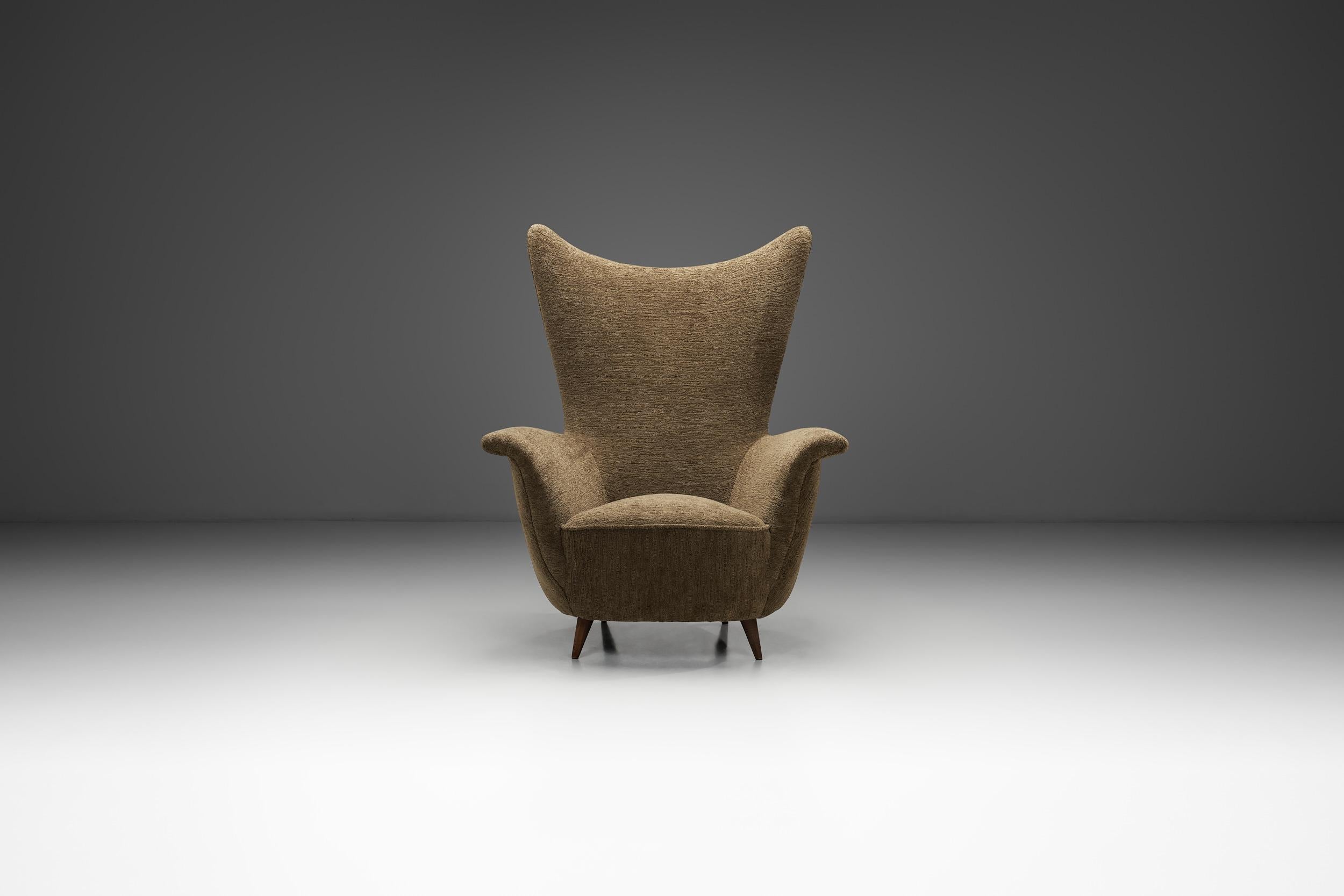 Mid-Century Modern Fauteuil à dossier en forme de pointe, Italie vers 1950 en vente