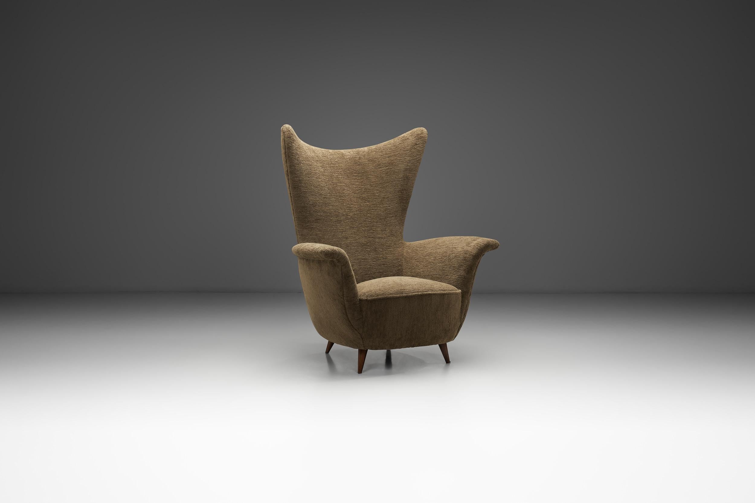 italien Fauteuil à dossier en forme de pointe, Italie vers 1950 en vente