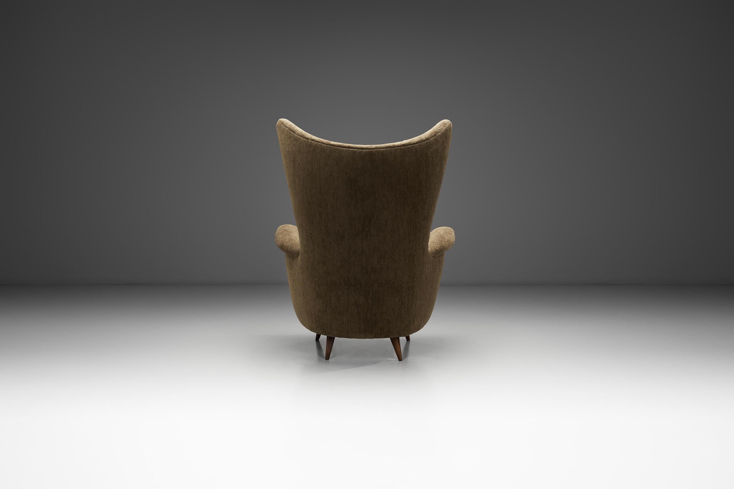 Fauteuil à dossier en forme de pointe, Italie vers 1950 Bon état - En vente à Utrecht, NL