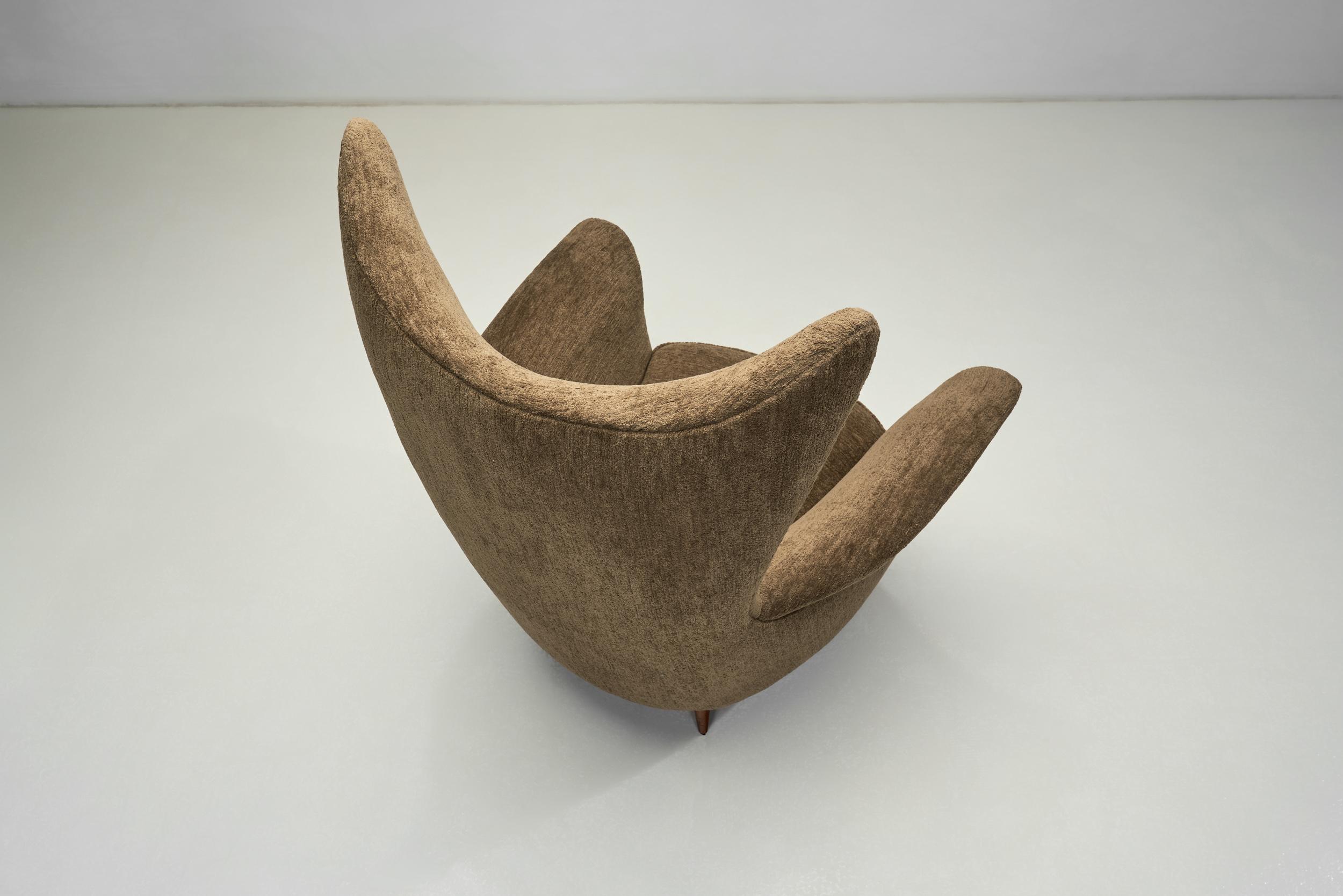 Milieu du XXe siècle Fauteuil à dossier en forme de pointe, Italie vers 1950 en vente
