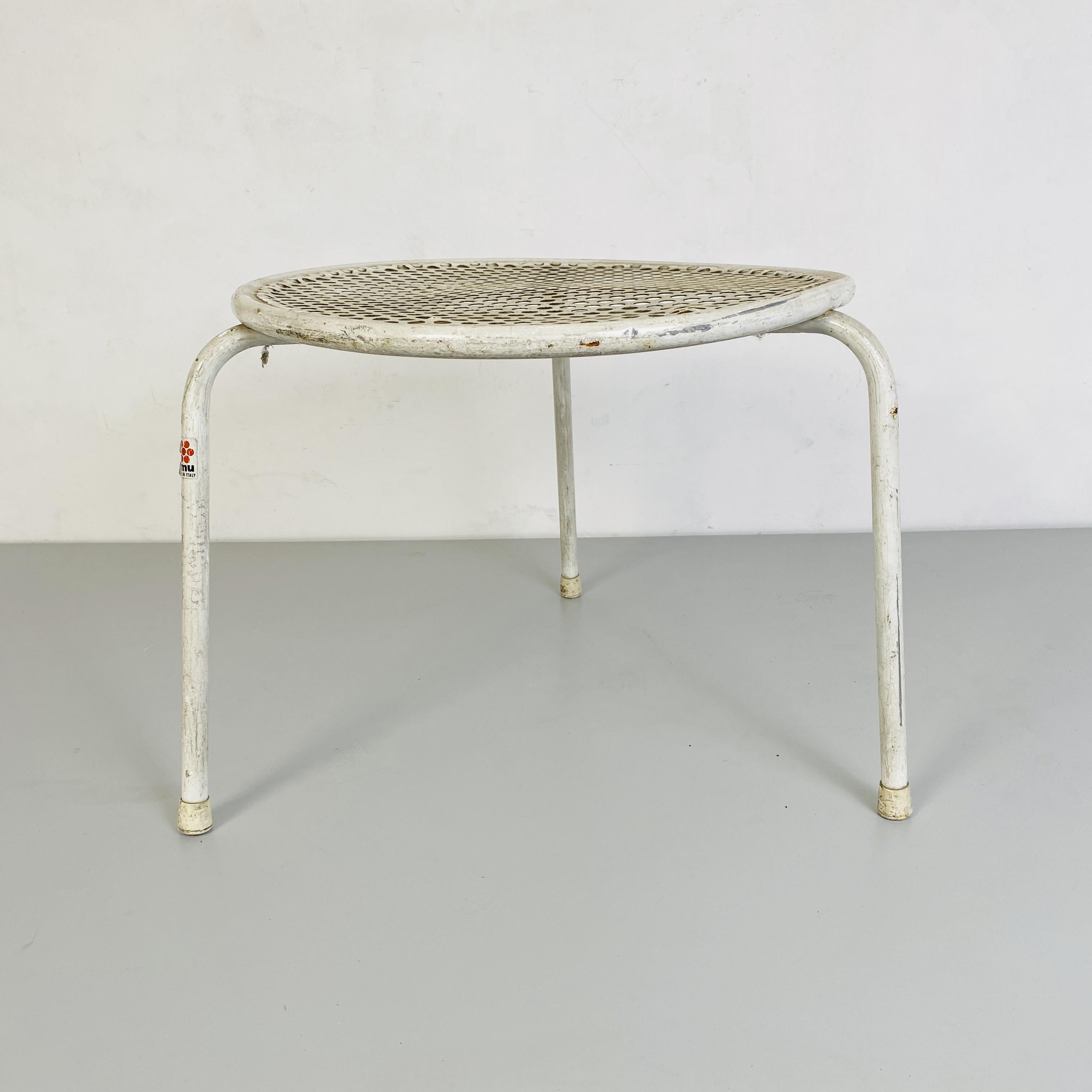 Table d'extérieur en métal perforé, Emu, années 1960
Table d'extérieur en métal perforé peint en blanc. Fabriqué dans les années 1960 par Emu.

Etat moyen, en patine.

Mesures en cm 46x34h.