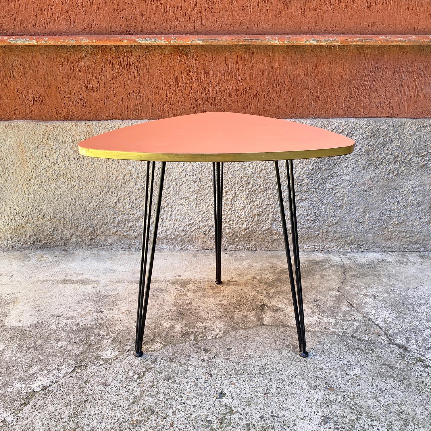 Italian Mid-Century Modern pink coffee table with metal rod, 1960s
Pink coffee table with top with rounded corners, top painted in salmon pink with golden border and legs in black metal rod.

Excellent general conditions.

Measurements 67 x 70