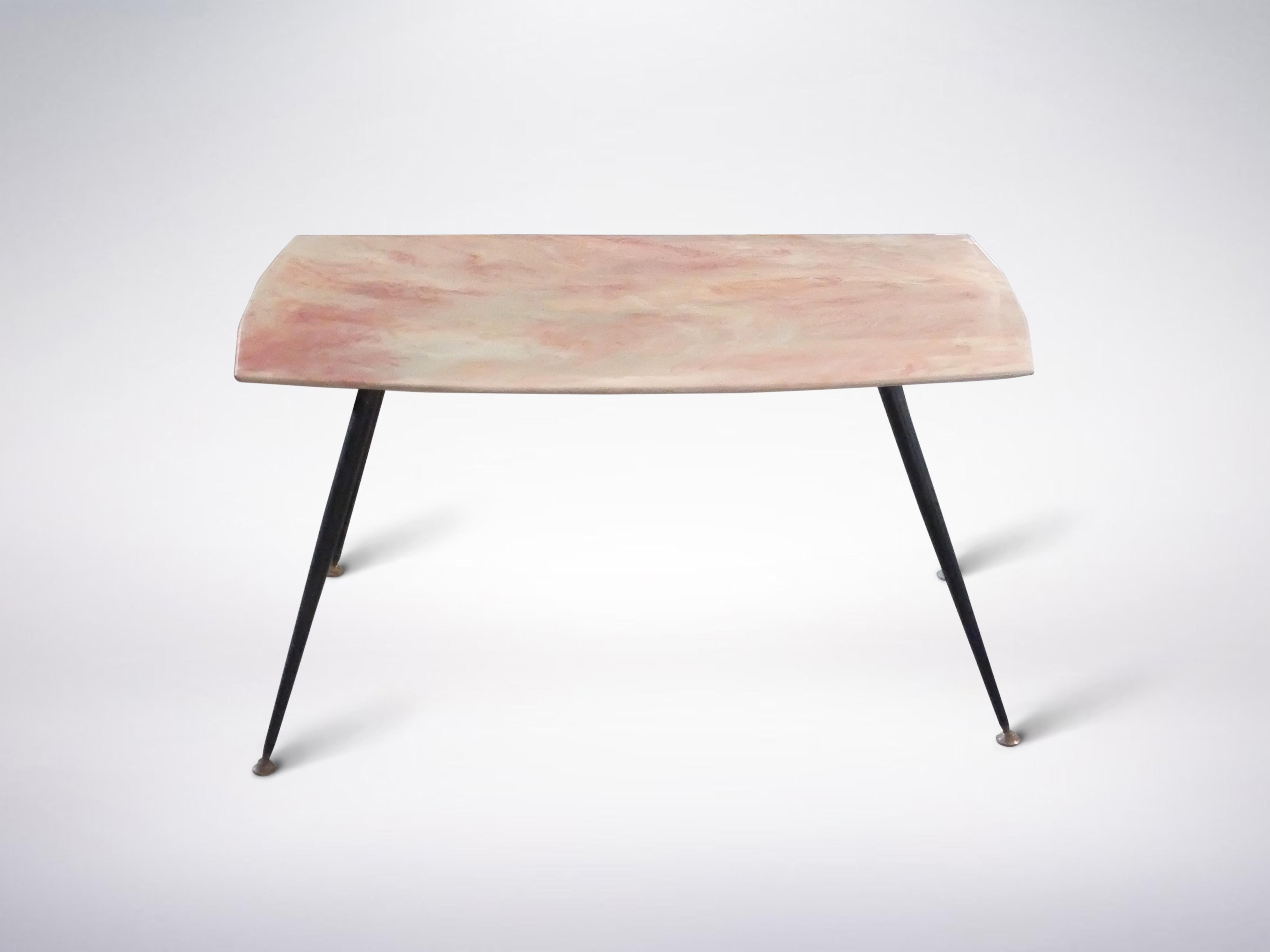 Italian Mid-Century Modern, pink marble top Coffee table in Marble, circa 1950.
This beautiful design is an eye pleaser as a centre table and as a coffee table. The simple and clear design aesthetics makes it highly functional, and versatile.