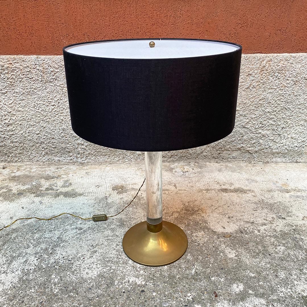 Italian Mid-Century Modern Plexiglass and Brass Table Lamp, 1960s In Good Condition In MIlano, IT