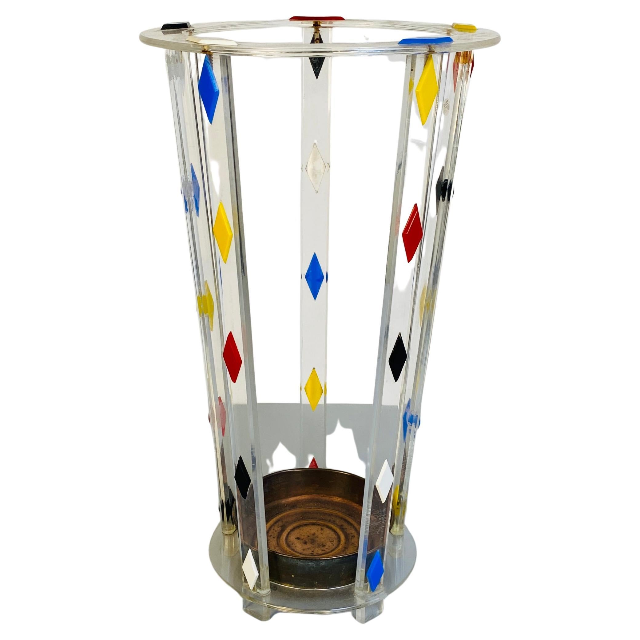 Italian Mid-Century Modern plexiglass umbrella Stand with bronze bowl, 1980s
Plexiglass umbrella Stand in transparent plexiglass and colored rhombuses, with a bronze bowl on the base, 1980s

Good condition, with some signs.

Measures 55x30h cm.