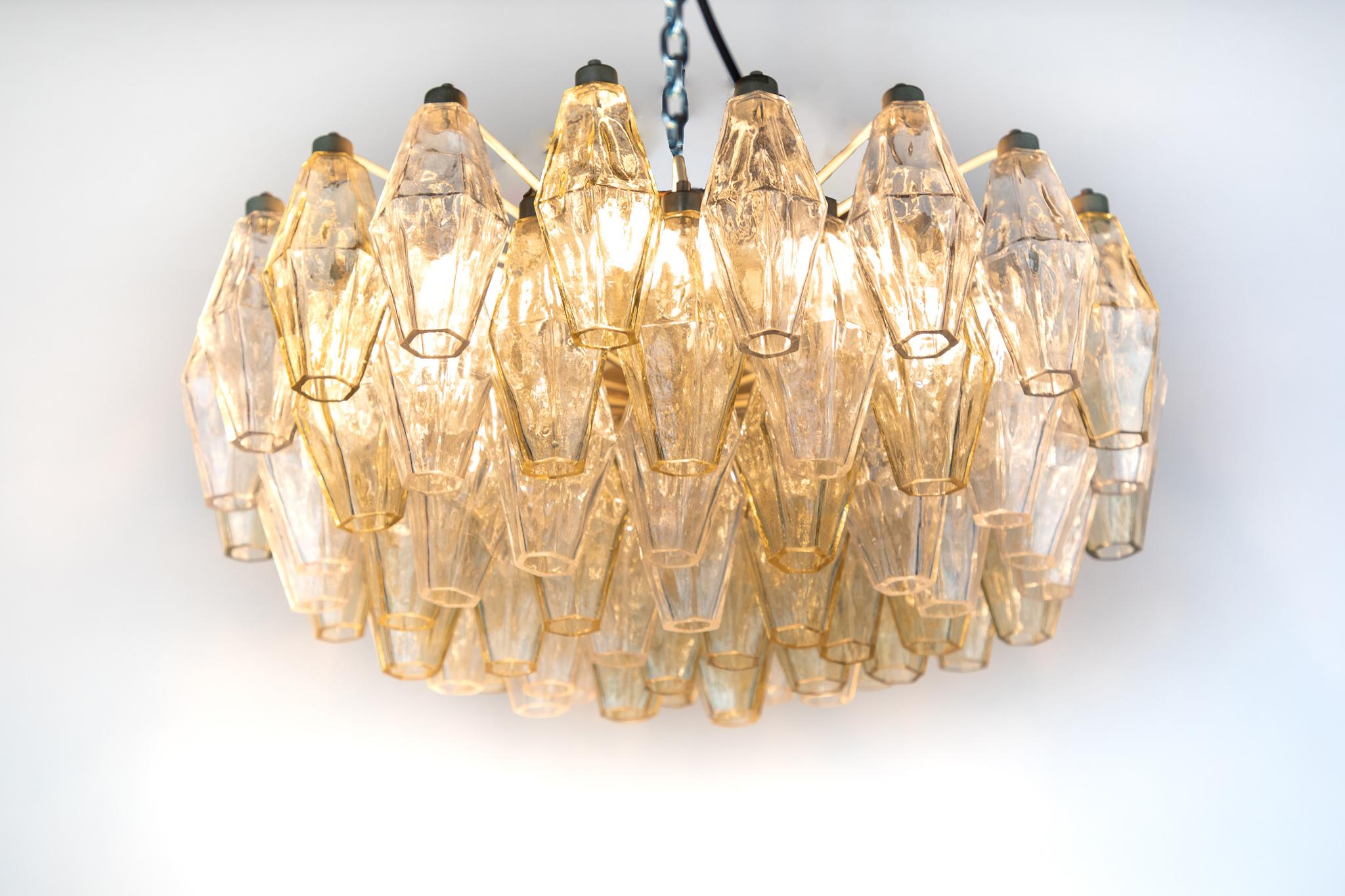 Italian Mid-Century Modern polyhedral murano glass chandelier Carlo Scarpa, 1950s

Italian mid-century glass ceiling lamp by the famous Italian designer and architect Carlo Scarpa from 1950s. This chandelier features mouth-blown Polyhedral Murano