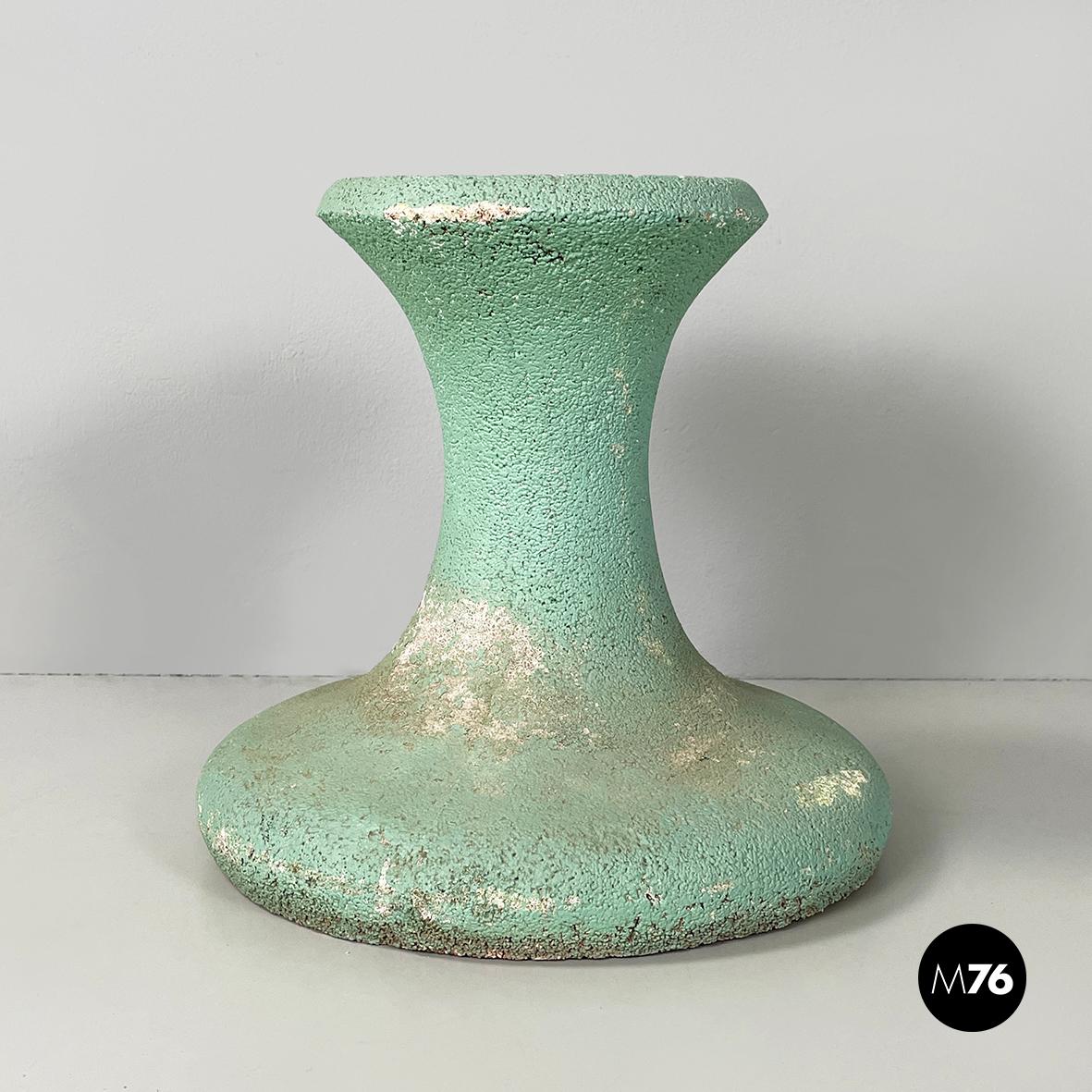 Porte-pot italien moderne du milieu du siècle en béton vert d'eau, années 1950
Porte-pot avec base ronde en béton peint bleu clair - vert aqua. La surface supérieure du piédestal, où le vase peut être placé, présente un bord surélevé. La structure