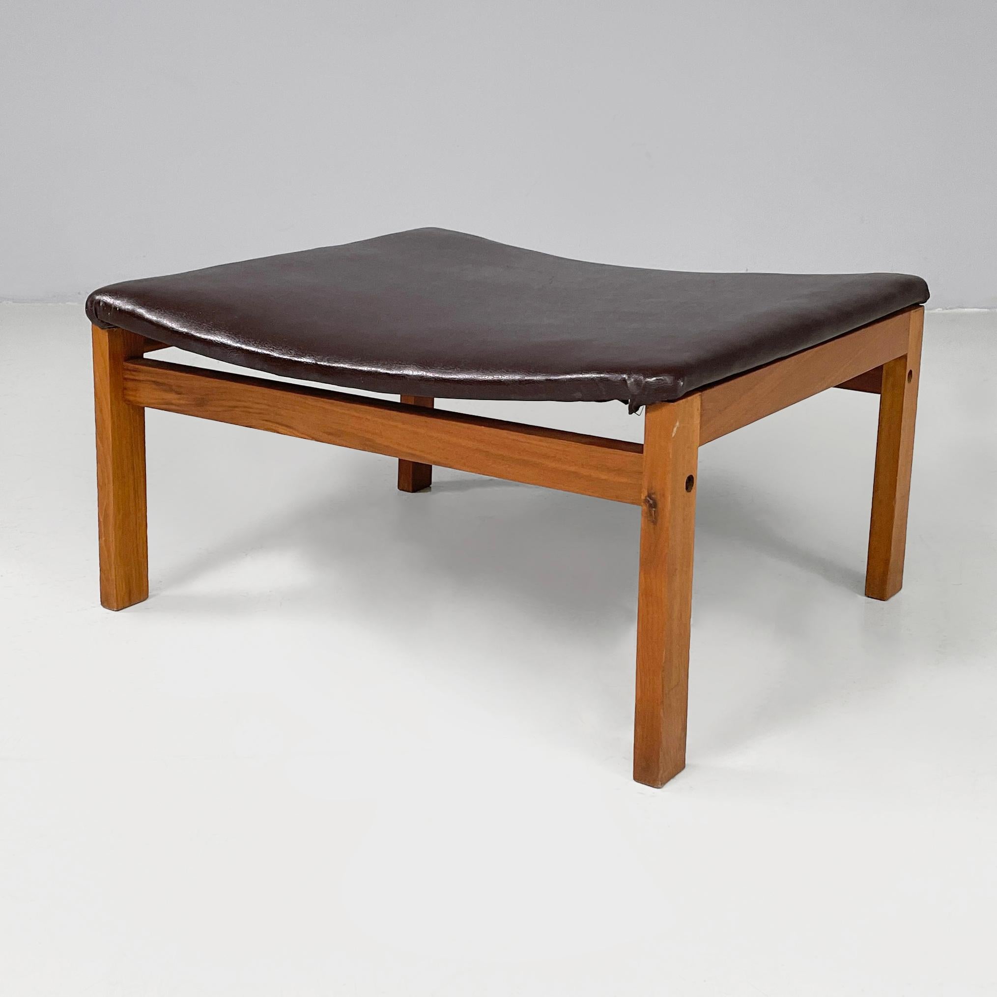 Pouf italien moderne du milieu du siècle en cuir Brown et Wood Wood, années 1960
Paire de poufs ou tabourets à assise rectangulaire et légèrement incurvée, rembourrée et recouverte de cuir brun foncé. La structure et les pieds à section carrée sont