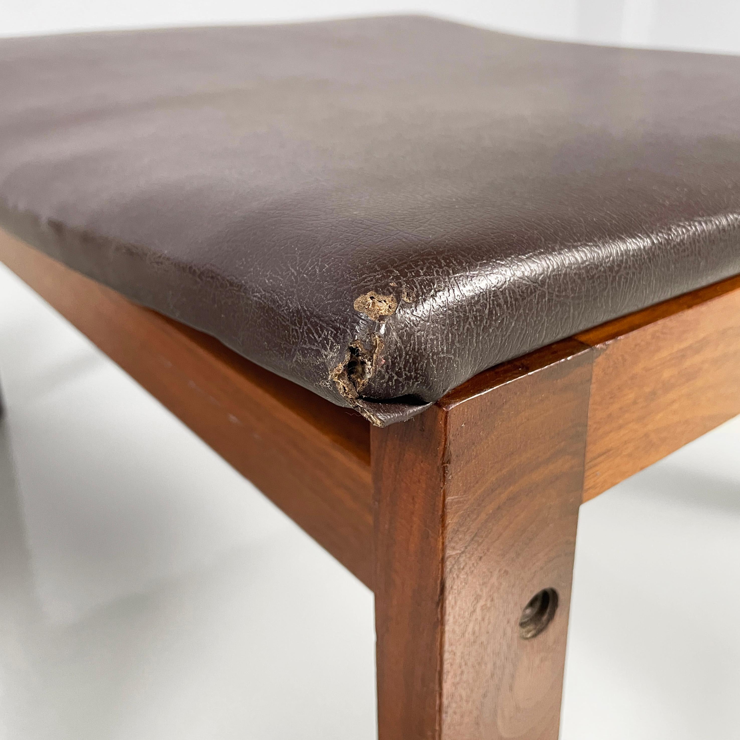 Cuir Pouf italien moderne du milieu du siècle en cuir Brown et Wood Wood, années 1960 en vente