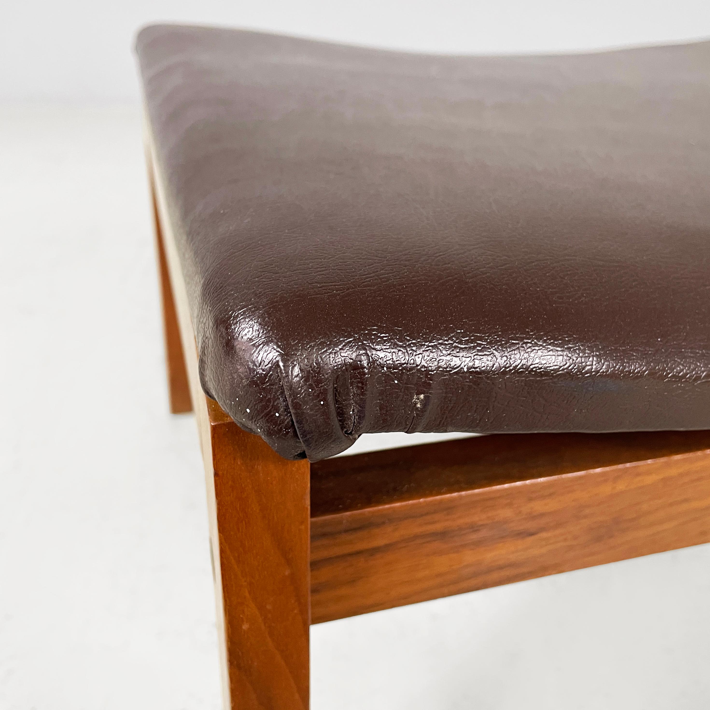 Pouf italien moderne du milieu du siècle en cuir Brown et Wood Wood, années 1960 en vente 1