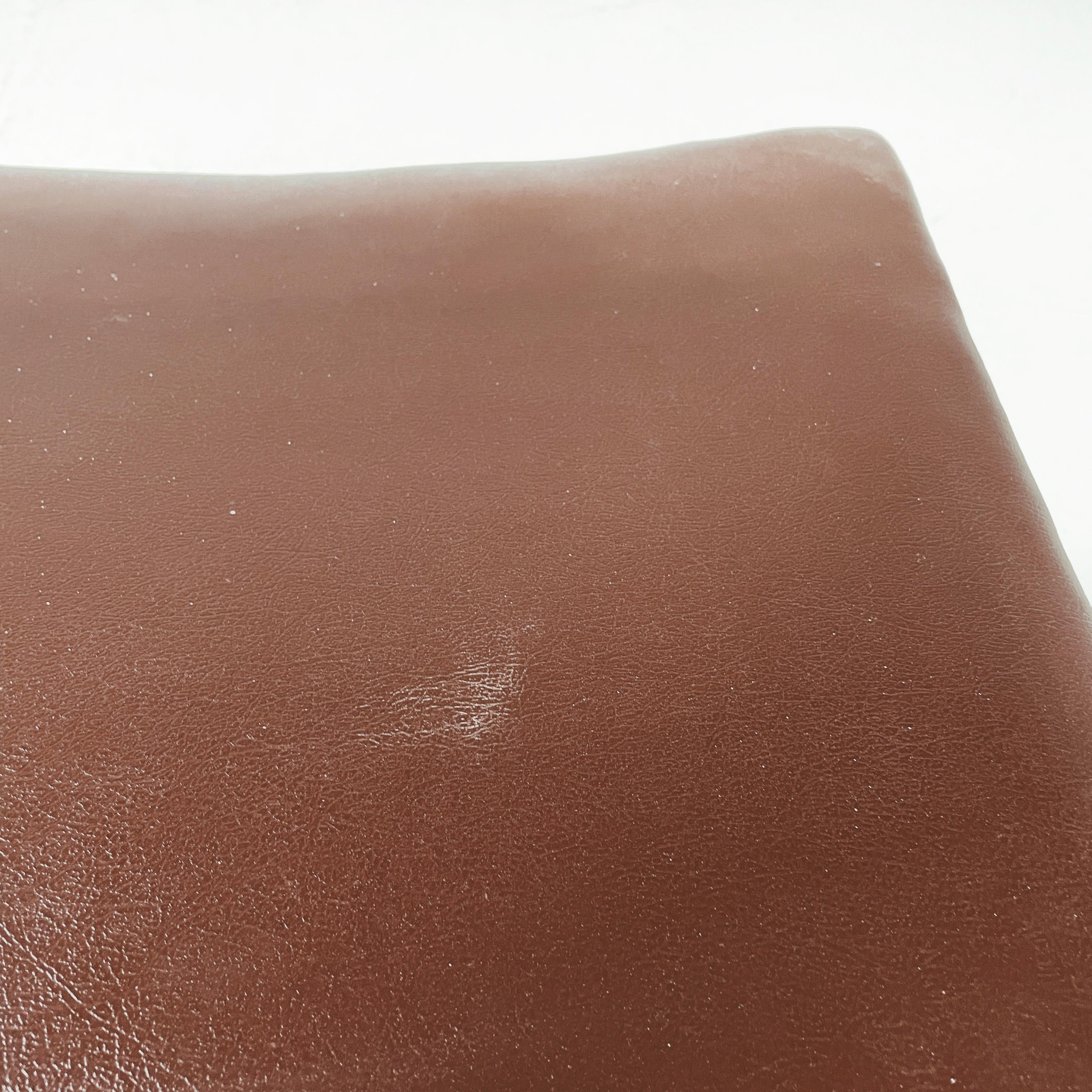 Pouf italien moderne du milieu du siècle en cuir Brown et Wood Wood, années 1960 en vente 3