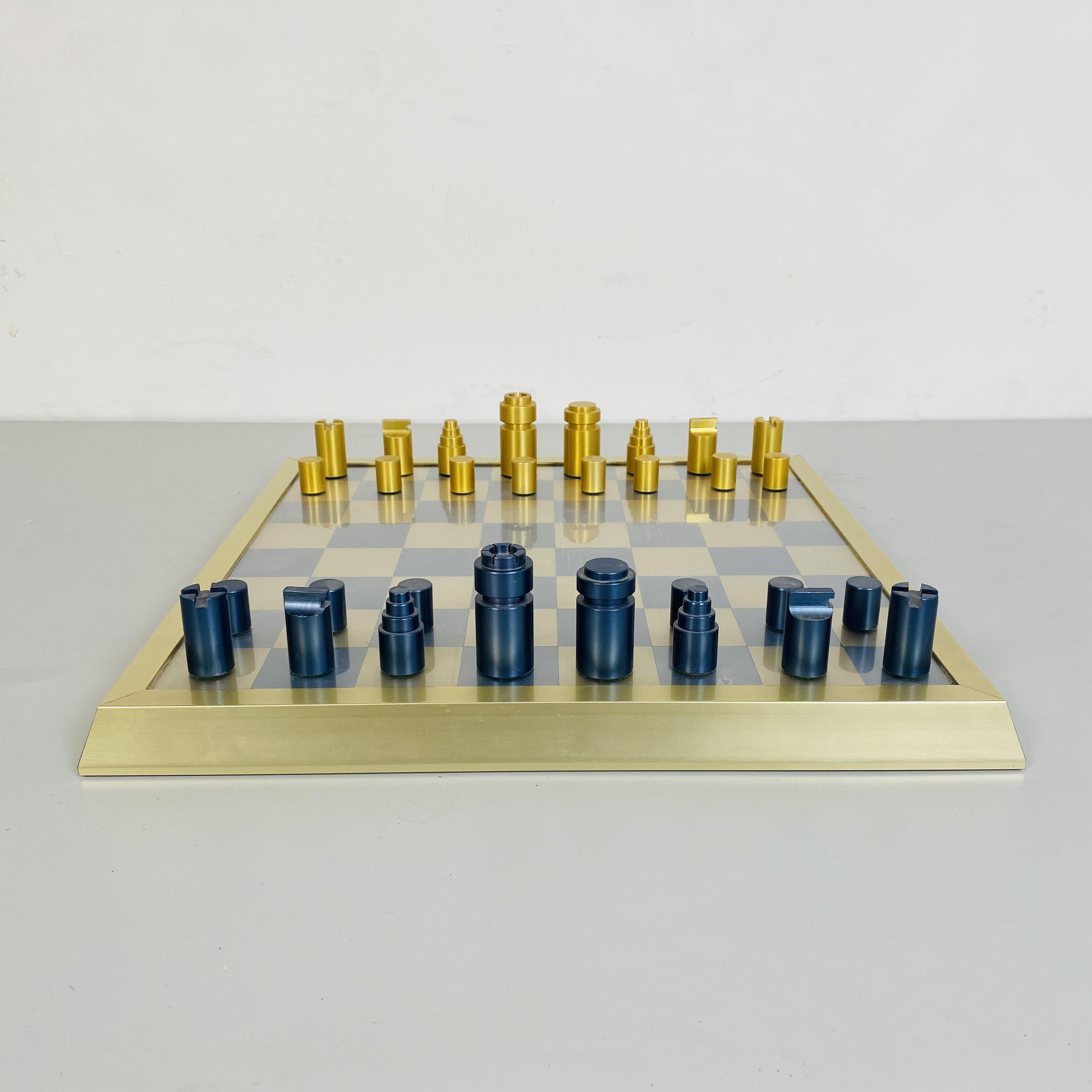 Profi-Schachbrett mit Bauern, 1980er Jahre
Professionelles Schachbrett aus Metall, Holz und Kunststoff. Der Spielplan ist 37,5 x 37,5 cm groß und die Einzelschachtel misst 4,37 x 4,37 cm. Die Stücke sind aus Holz und in Gold und Metallic-Blau