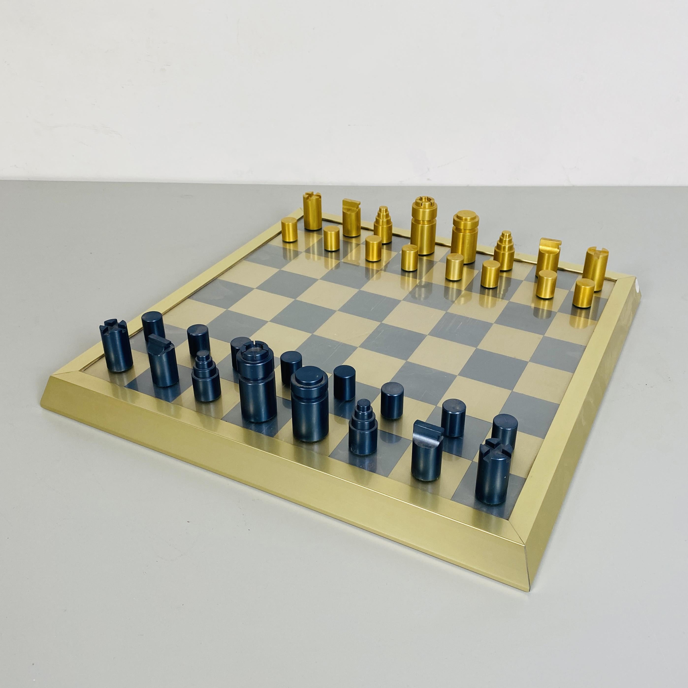 Italian Mid-Century Modern Professional Chess Board with Pawns, 1980s In Good Condition For Sale In MIlano, IT