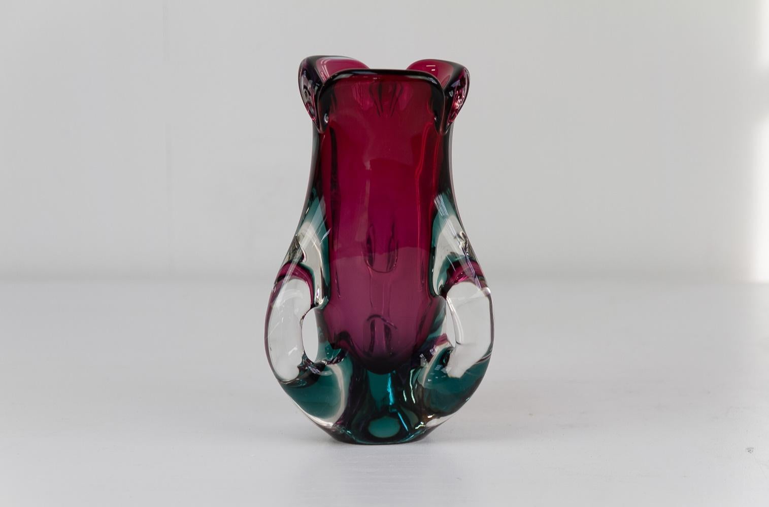 Vase italien moderne du milieu du siècle dernier en verre de Murano violet et vert, années 1960
Ce vase est fabriqué en verre de Murano Sommerso et a été soufflé à la main en verre clair, vert et violet en Italie dans les années 1960. 
Belle