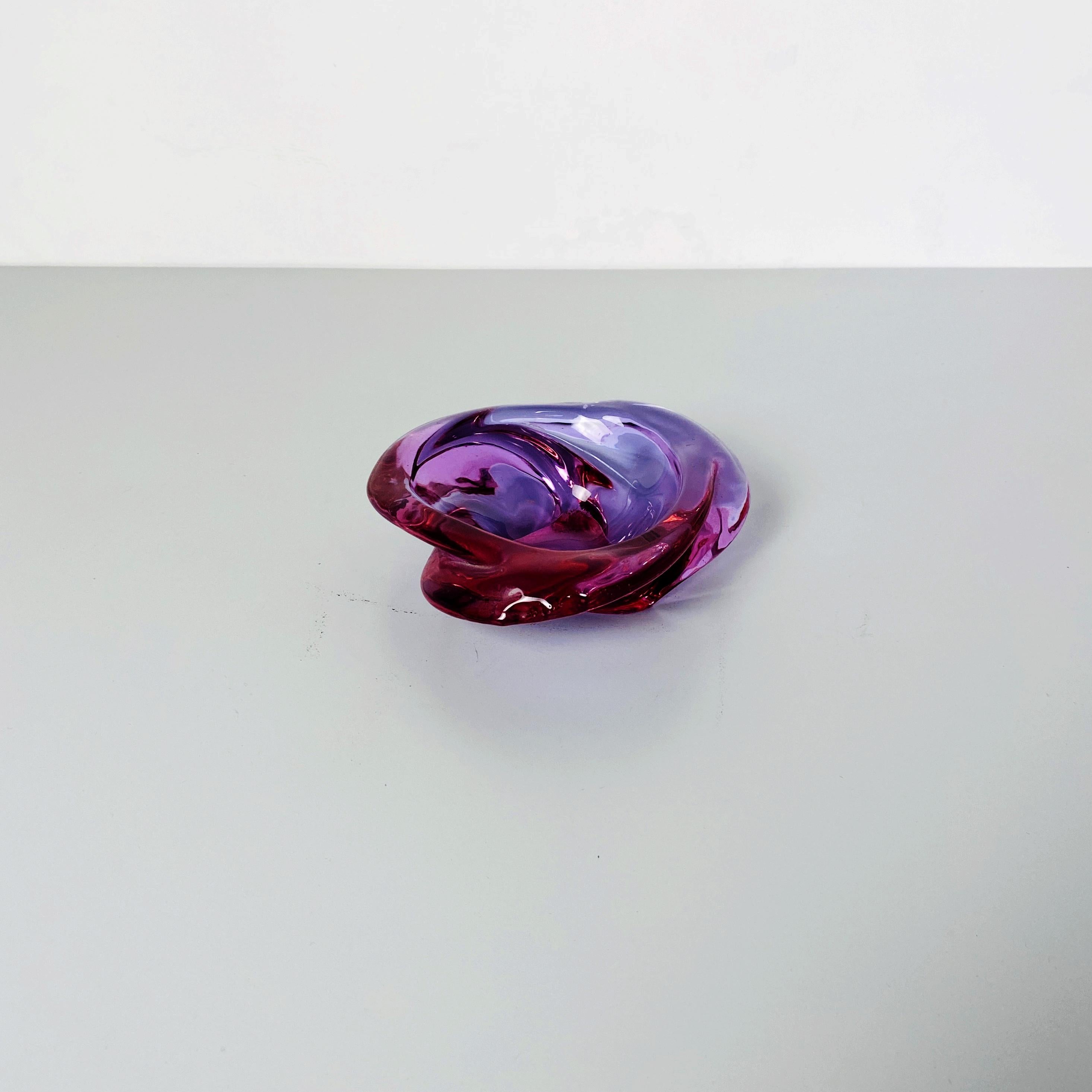 Italian Mid-Century Modern purple glass ashtray with irregular shape, 1970s
Purple glass ashtray with irregular shape resembling a flower.

Good condition, period patina.

Measures: 17x16x5h cm.
 