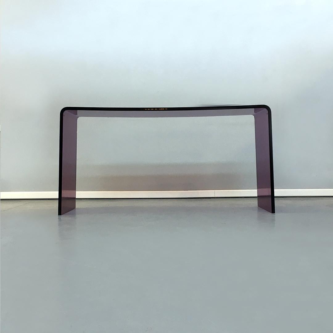 Italian Mid-Century Modern purple lucite console, 1970s
Purple console with structure made up of a single curved lucite plate.

In good condition, a visible mark on the top and scratches visible only against the light.

Measures 135 x 37 x 68 H