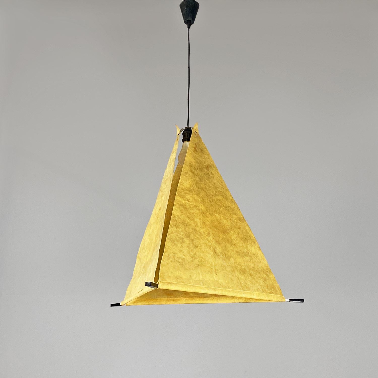 Italian Mid-Century Modern pyramid metal and parchment chandelier, 1960s
Chandelier with a pyramid-shaped lampshade structure, in which each side is a sheet of parchment attached to a white metal structure with black terminals at the corners, to the