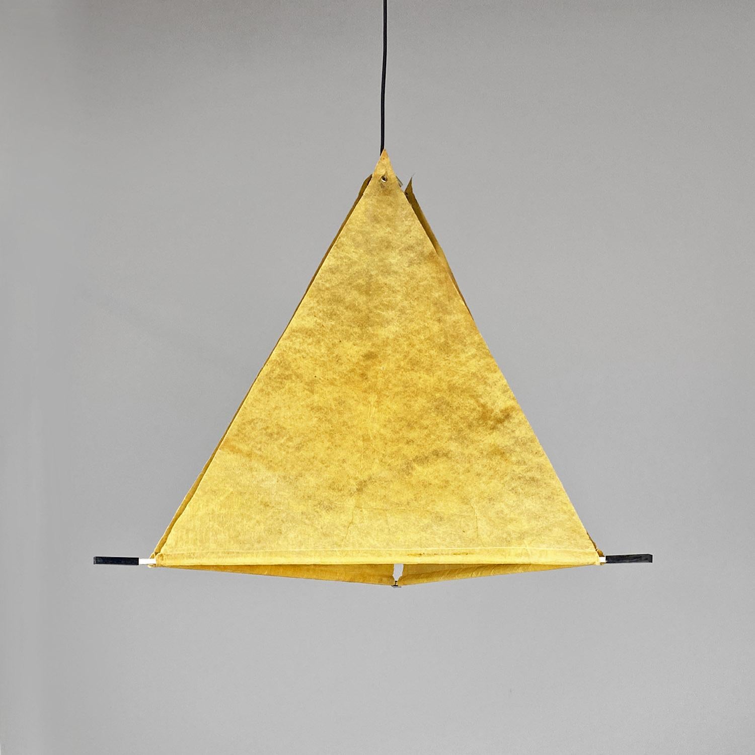 Italian mid-century modern pyramid metal and parchment chandelier, 1960s In Good Condition For Sale In MIlano, IT