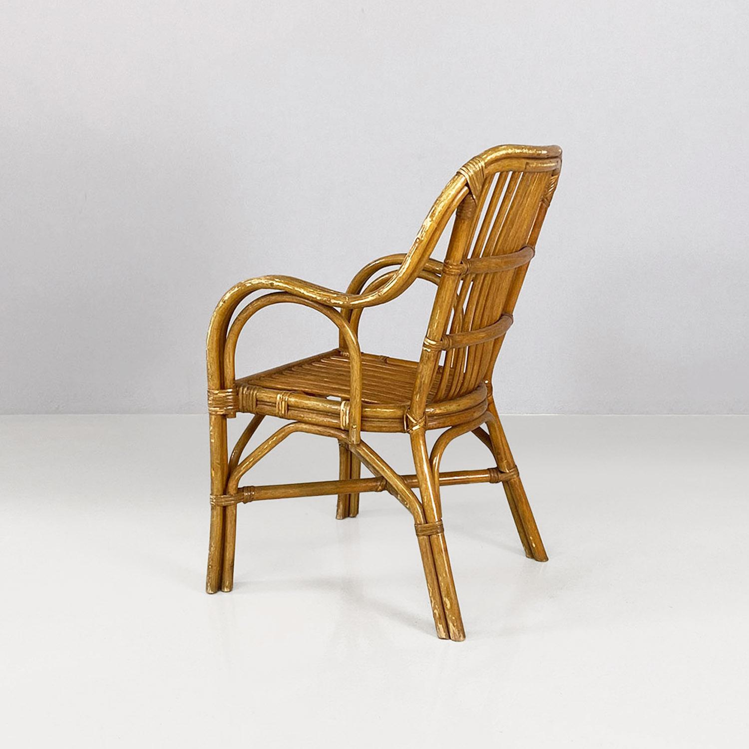 Magnifiques fauteuils en rotin italiens classiques du milieu du siècle dernier avec accoudoirs incurvés, années 1960
Fauteuils dont la structure est entièrement en rotin avec des bandes pour maintenir l'ensemble, avec des accoudoirs incurvés.
1960