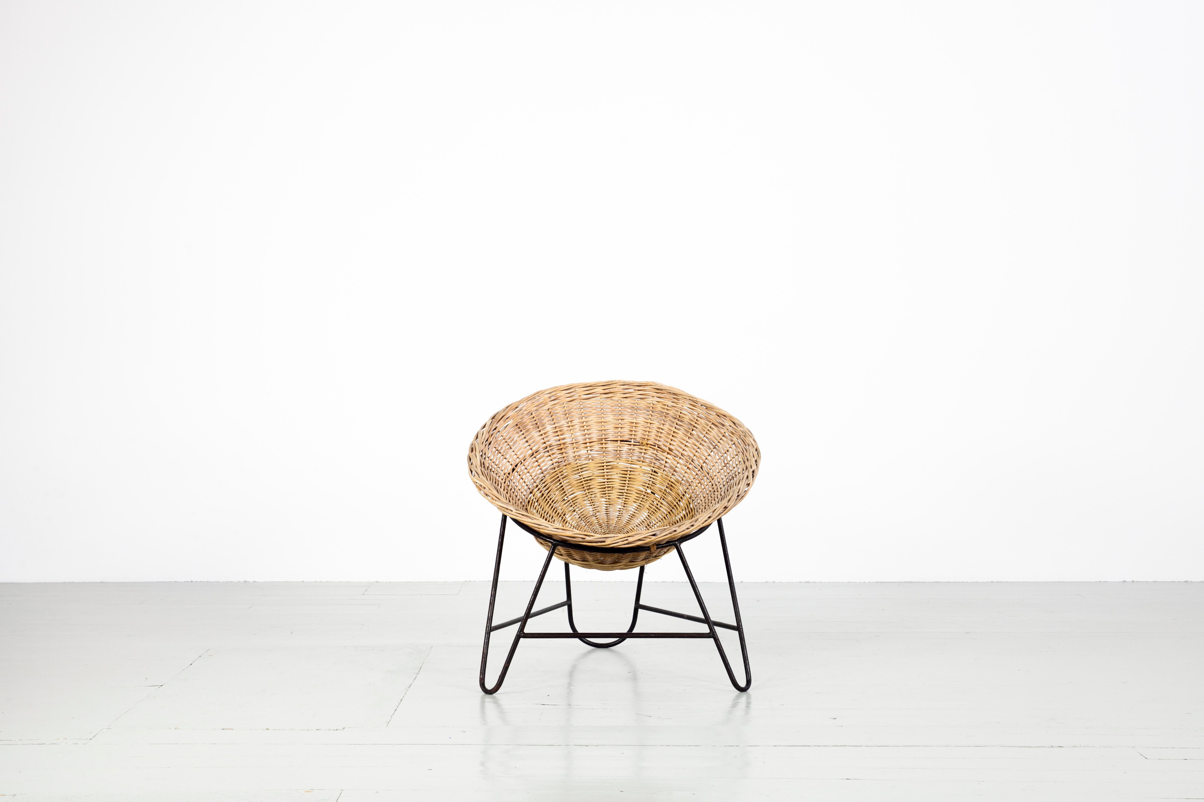 Italian Mid-Century Modern light brown coconut-shaped Rattan Basket Chair, 1950 For Sale 4