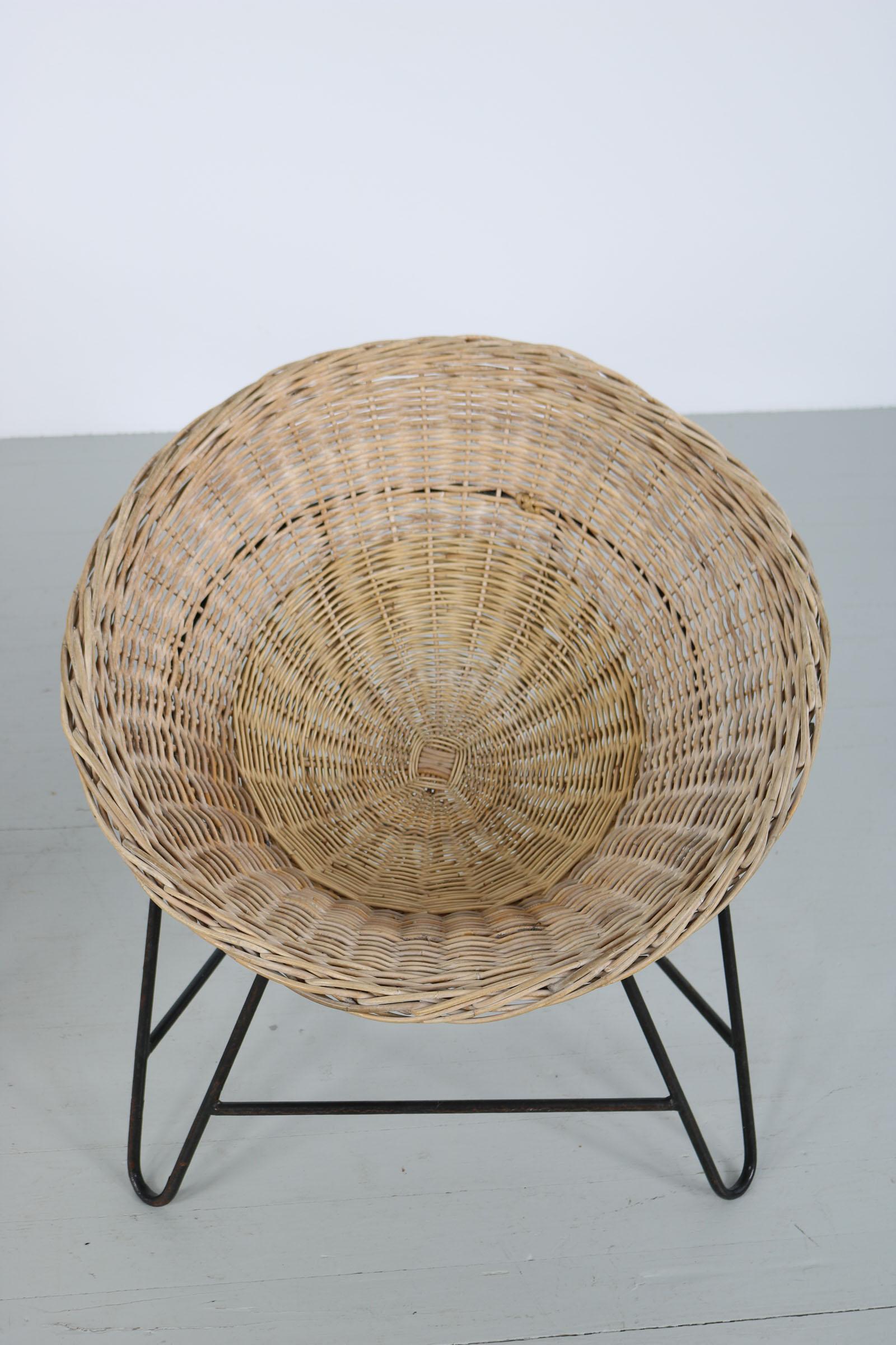 Chaise panier en rotin brun clair en forme de noix de coco:: 1950 en vente 4