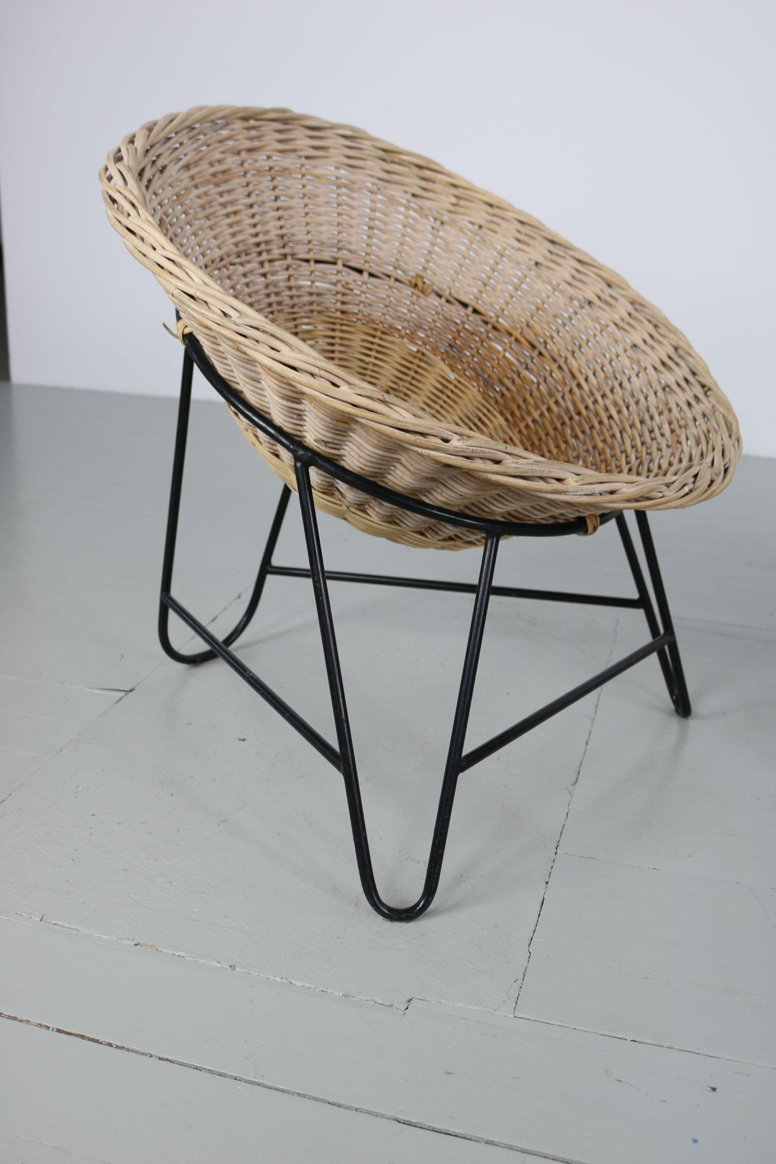 Italian Mid-Century Modern light brown coconut-shaped Rattan Basket Chair, 1950 For Sale 7