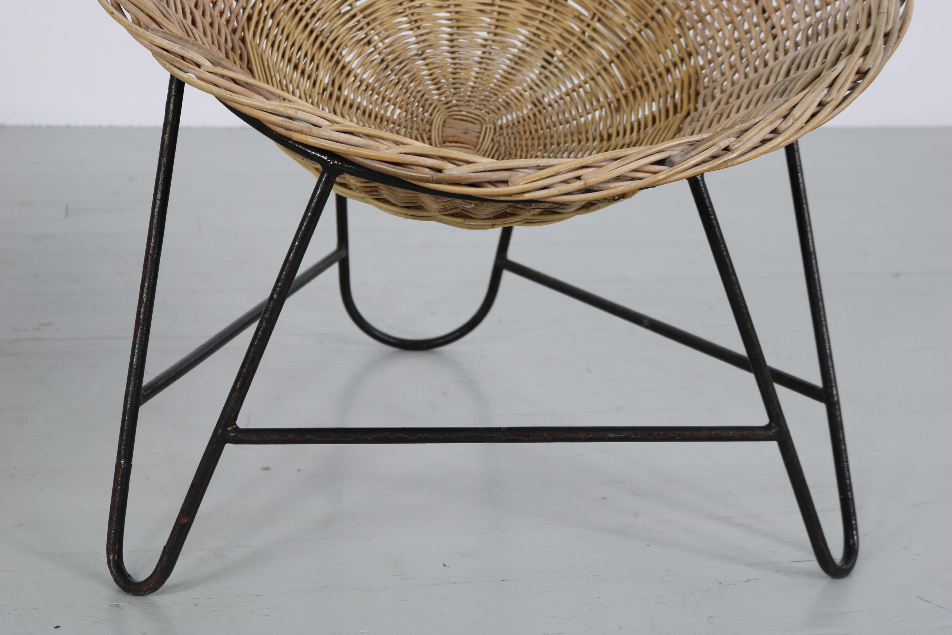 Italian Mid-Century Modern light brown coconut-shaped Rattan Basket Chair, 1950 For Sale 10