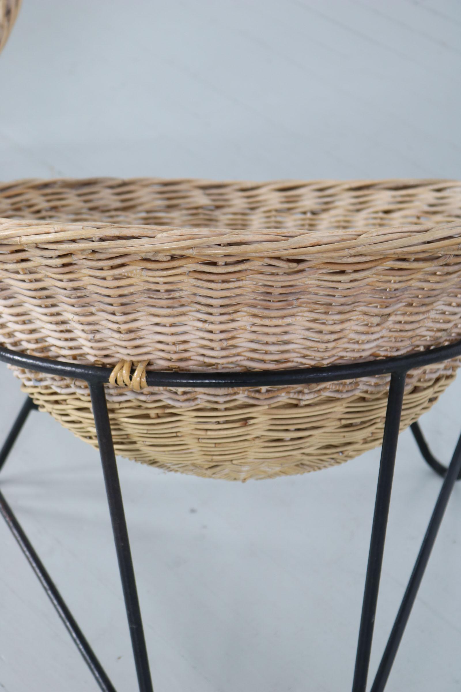 Chaise panier en rotin brun clair en forme de noix de coco:: 1950 en vente 11