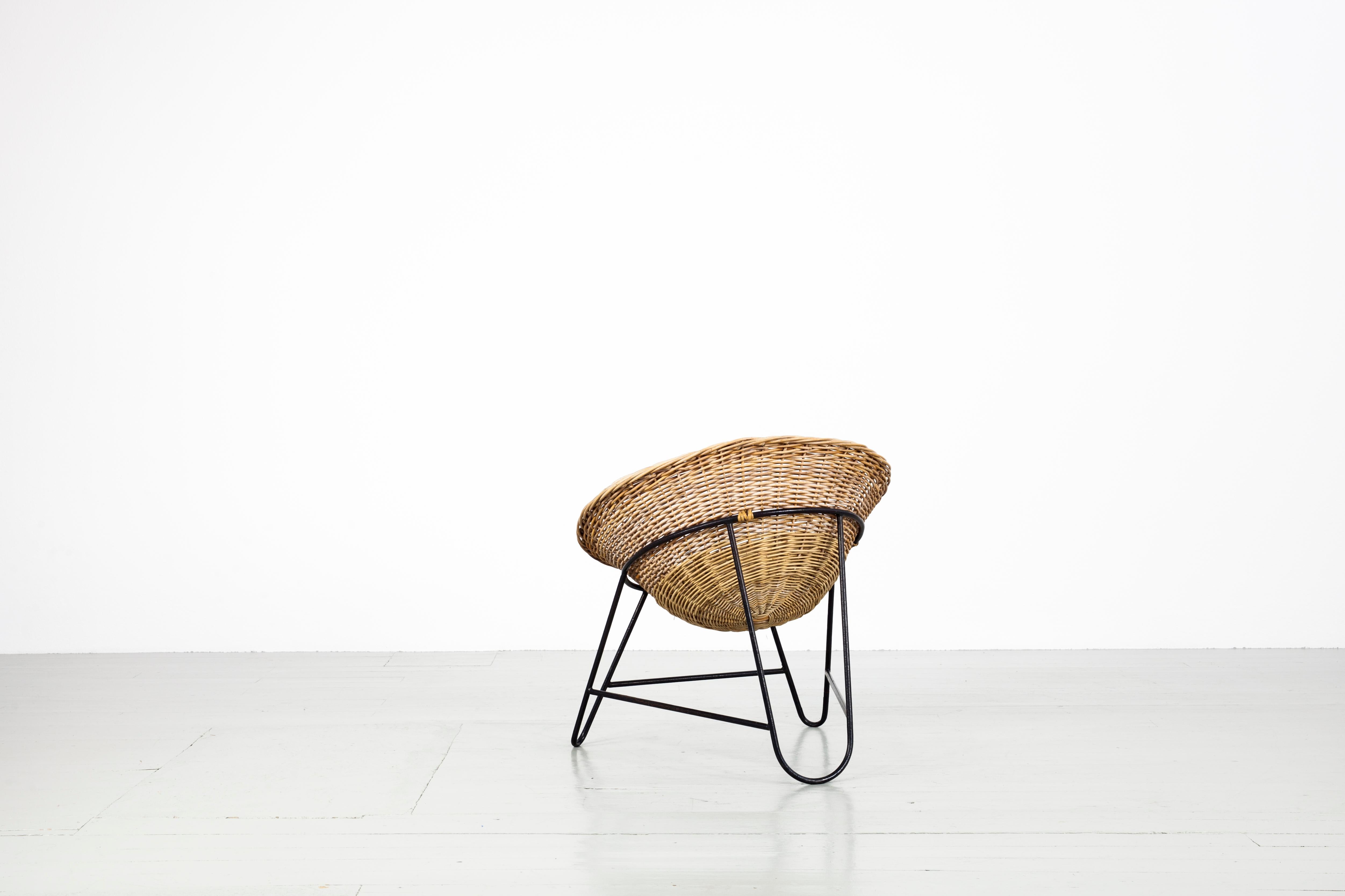 Italian Mid-Century Modern light brown coconut-shaped Rattan Basket Chair, 1950 In Good Condition For Sale In Wolfurt, AT