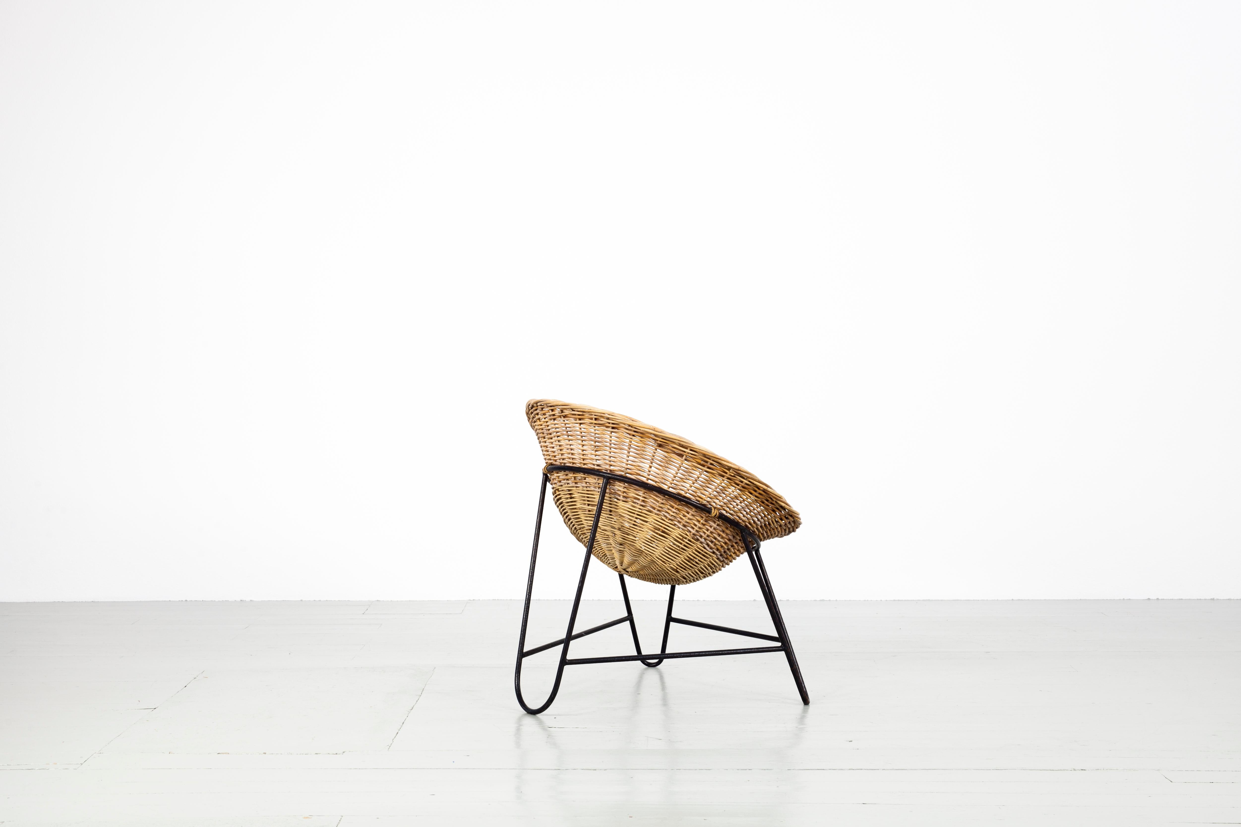 Italian Mid-Century Modern light brown coconut-shaped Rattan Basket Chair, 1950 For Sale 1