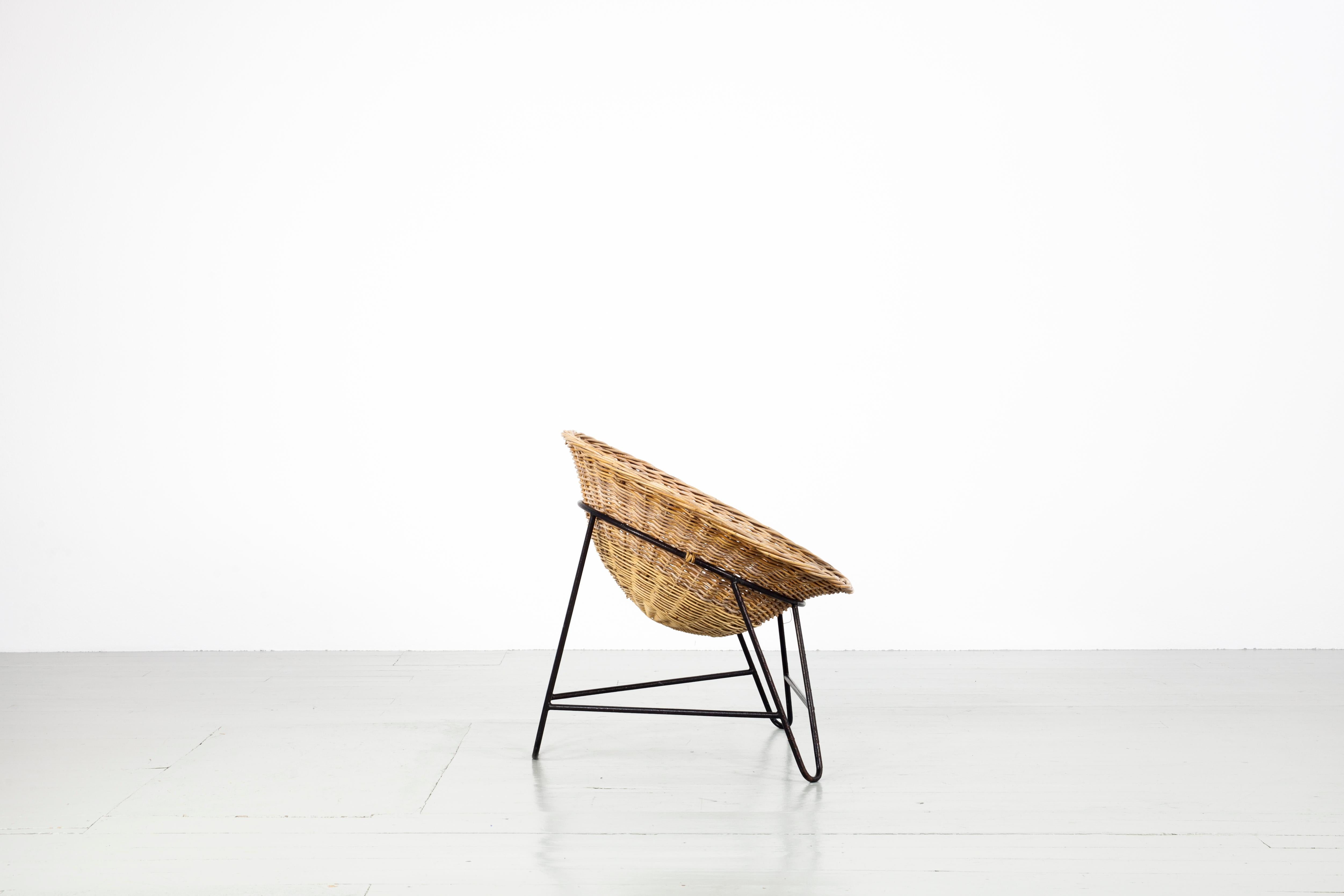 Chaise panier en rotin brun clair en forme de noix de coco:: 1950 en vente 1