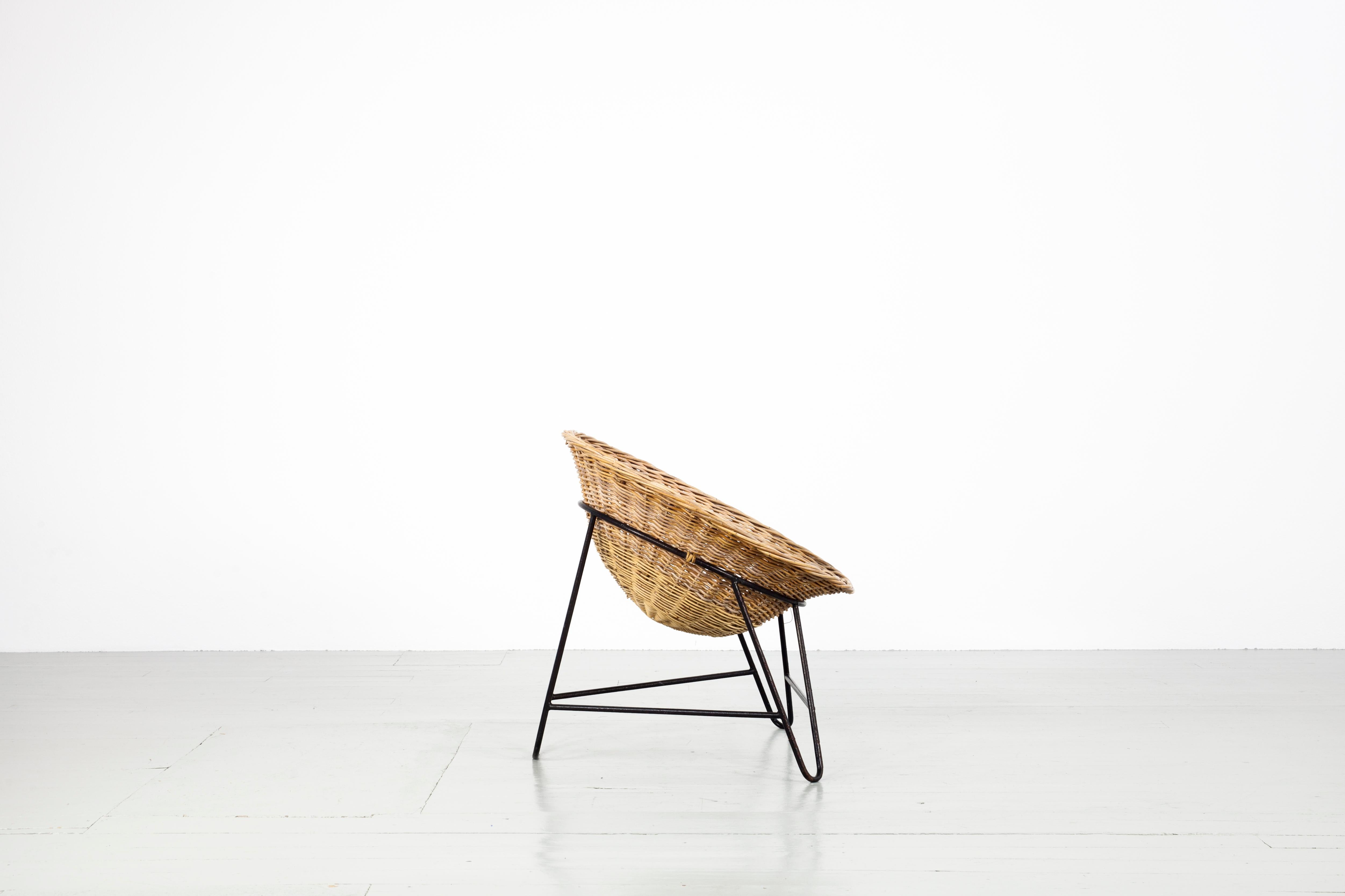 Italian Mid-Century Modern light brown coconut-shaped Rattan Basket Chair, 1950 For Sale 2