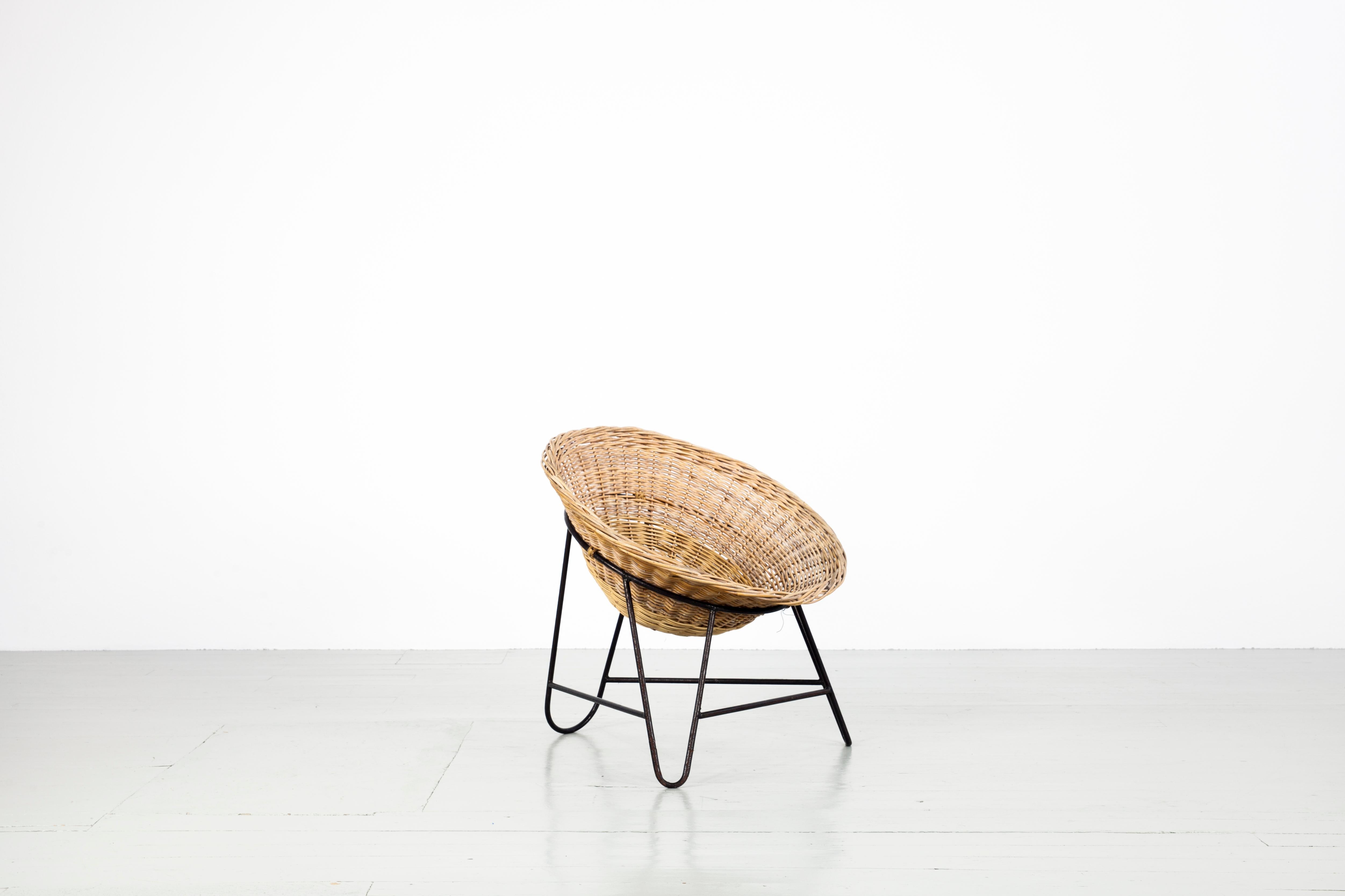 Italian Mid-Century Modern light brown coconut-shaped Rattan Basket Chair, 1950 For Sale 3